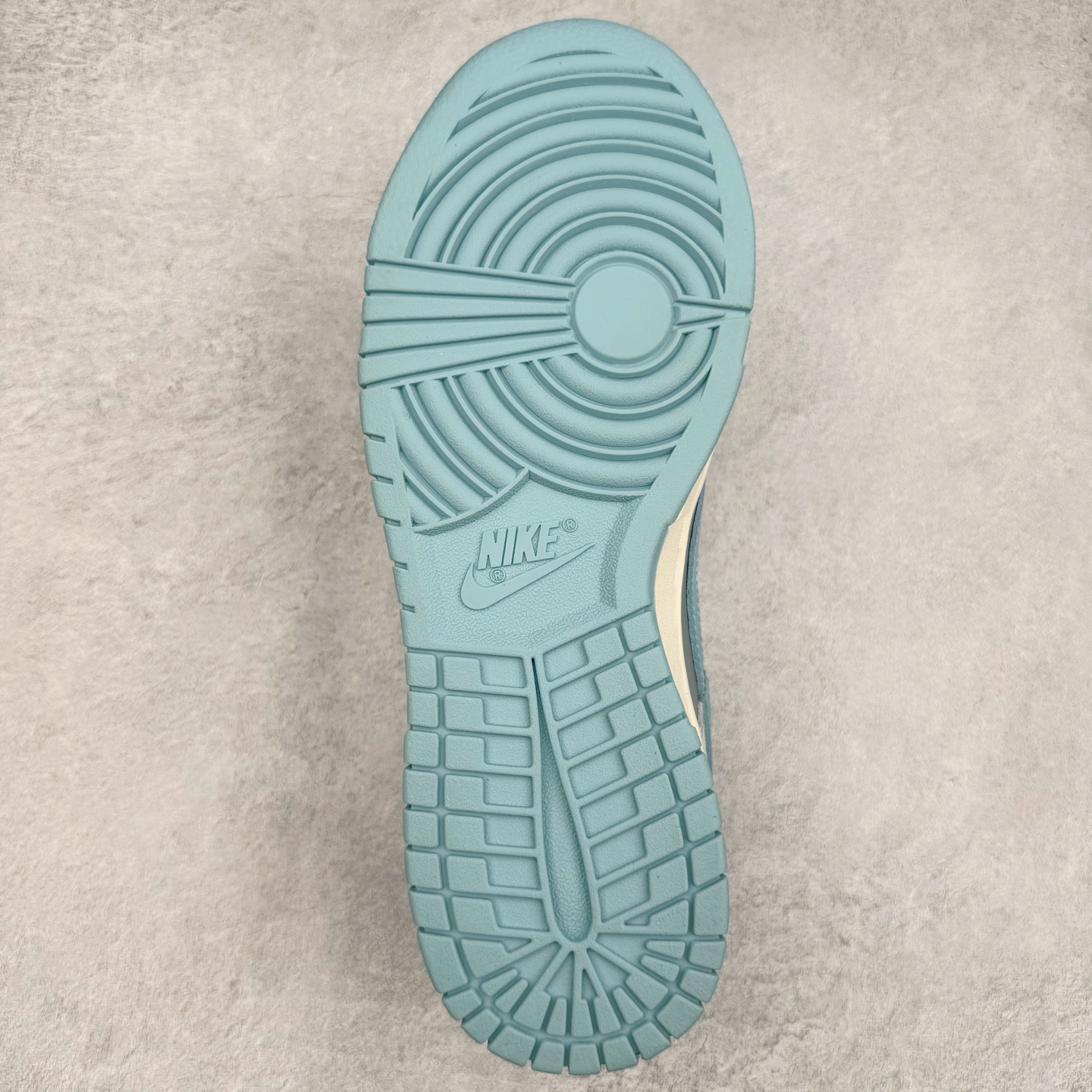 图片[9]-＃YC纯原 NK Dunk Low 蓝灰 HF5441-001 实力大厂出品 新配色陆续开发 利润个位数只为口碑 全套原纸板楦头开发 确保原汁原味 完美呈现DUNK版型 一比一鞋头弧度高度鞋身弧度 此版本只针对中端市场 皮料材质有所更替 其他数据细节工艺流程均保持一致 绝不口嗨 细节品控鞋型随意对比 独家私模官方第六代原厂航空铝磨具打磨大底 鞋头坡度极致还原 无解鞋型 原盒原配 圈内天花板工艺 原厂玻璃冲刀 超高清洁度 全鞋零毛边皮料切割 原厂中底布点胶 中底布拉帮走线遵循公司 尺码：40 40.5 41 42 42.5 43 44 44.5 45 46-选品中心