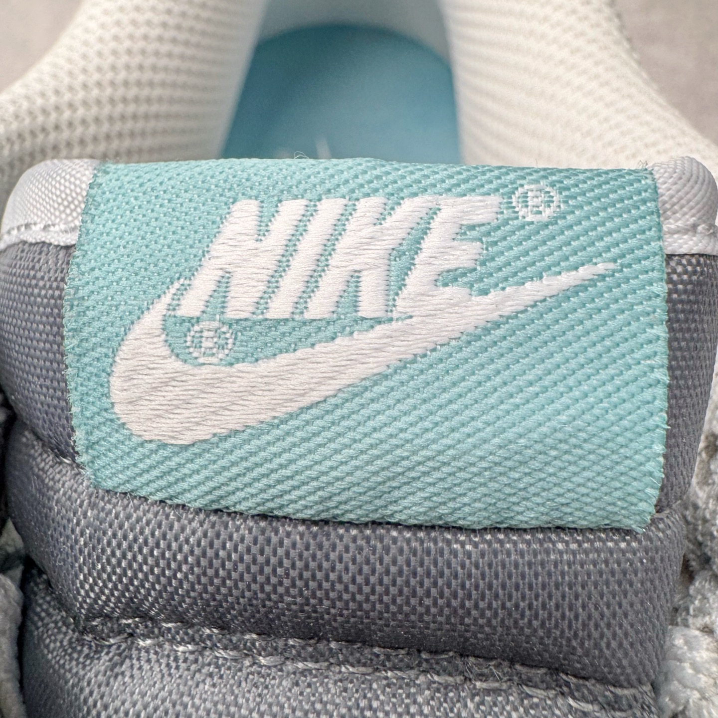 图片[13]-＃YC纯原 NK Dunk Low 蓝灰 HF5441-001 实力大厂出品 新配色陆续开发 利润个位数只为口碑 全套原纸板楦头开发 确保原汁原味 完美呈现DUNK版型 一比一鞋头弧度高度鞋身弧度 此版本只针对中端市场 皮料材质有所更替 其他数据细节工艺流程均保持一致 绝不口嗨 细节品控鞋型随意对比 独家私模官方第六代原厂航空铝磨具打磨大底 鞋头坡度极致还原 无解鞋型 原盒原配 圈内天花板工艺 原厂玻璃冲刀 超高清洁度 全鞋零毛边皮料切割 原厂中底布点胶 中底布拉帮走线遵循公司 尺码：40 40.5 41 42 42.5 43 44 44.5 45 46-选品中心