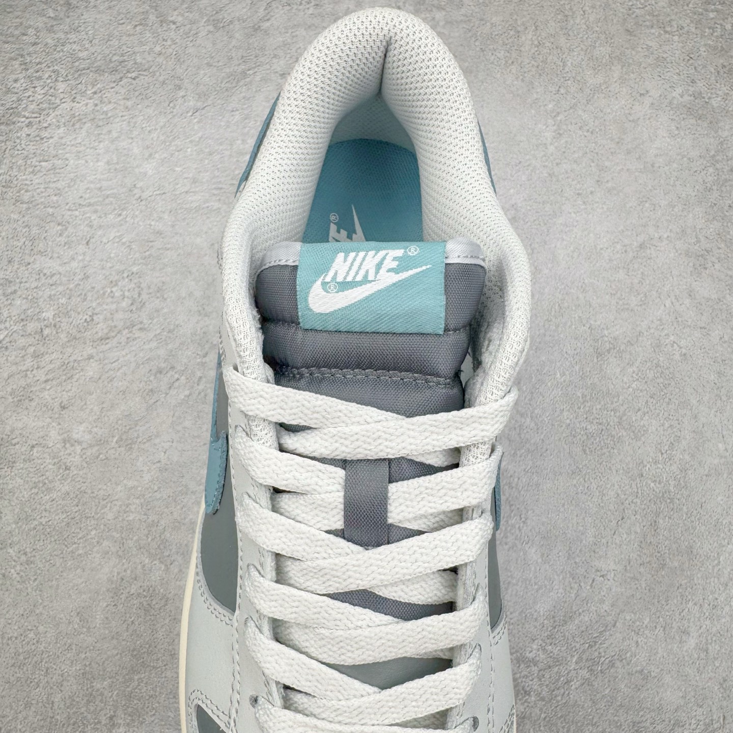 图片[5]-＃YC纯原 NK Dunk Low 蓝灰 HF5441-001 实力大厂出品 新配色陆续开发 利润个位数只为口碑 全套原纸板楦头开发 确保原汁原味 完美呈现DUNK版型 一比一鞋头弧度高度鞋身弧度 此版本只针对中端市场 皮料材质有所更替 其他数据细节工艺流程均保持一致 绝不口嗨 细节品控鞋型随意对比 独家私模官方第六代原厂航空铝磨具打磨大底 鞋头坡度极致还原 无解鞋型 原盒原配 圈内天花板工艺 原厂玻璃冲刀 超高清洁度 全鞋零毛边皮料切割 原厂中底布点胶 中底布拉帮走线遵循公司 尺码：40 40.5 41 42 42.5 43 44 44.5 45 46-选品中心