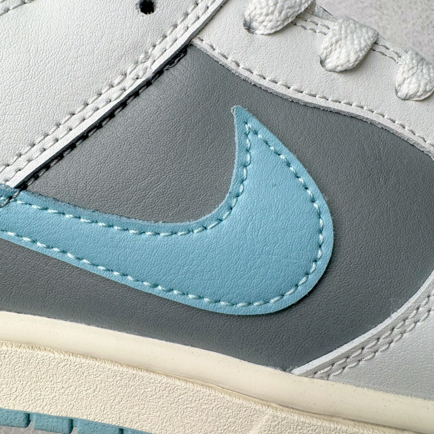 图片[17]-＃YC纯原 NK Dunk Low 蓝灰 HF5441-001 实力大厂出品 新配色陆续开发 利润个位数只为口碑 全套原纸板楦头开发 确保原汁原味 完美呈现DUNK版型 一比一鞋头弧度高度鞋身弧度 此版本只针对中端市场 皮料材质有所更替 其他数据细节工艺流程均保持一致 绝不口嗨 细节品控鞋型随意对比 独家私模官方第六代原厂航空铝磨具打磨大底 鞋头坡度极致还原 无解鞋型 原盒原配 圈内天花板工艺 原厂玻璃冲刀 超高清洁度 全鞋零毛边皮料切割 原厂中底布点胶 中底布拉帮走线遵循公司 尺码：40 40.5 41 42 42.5 43 44 44.5 45 46-选品中心