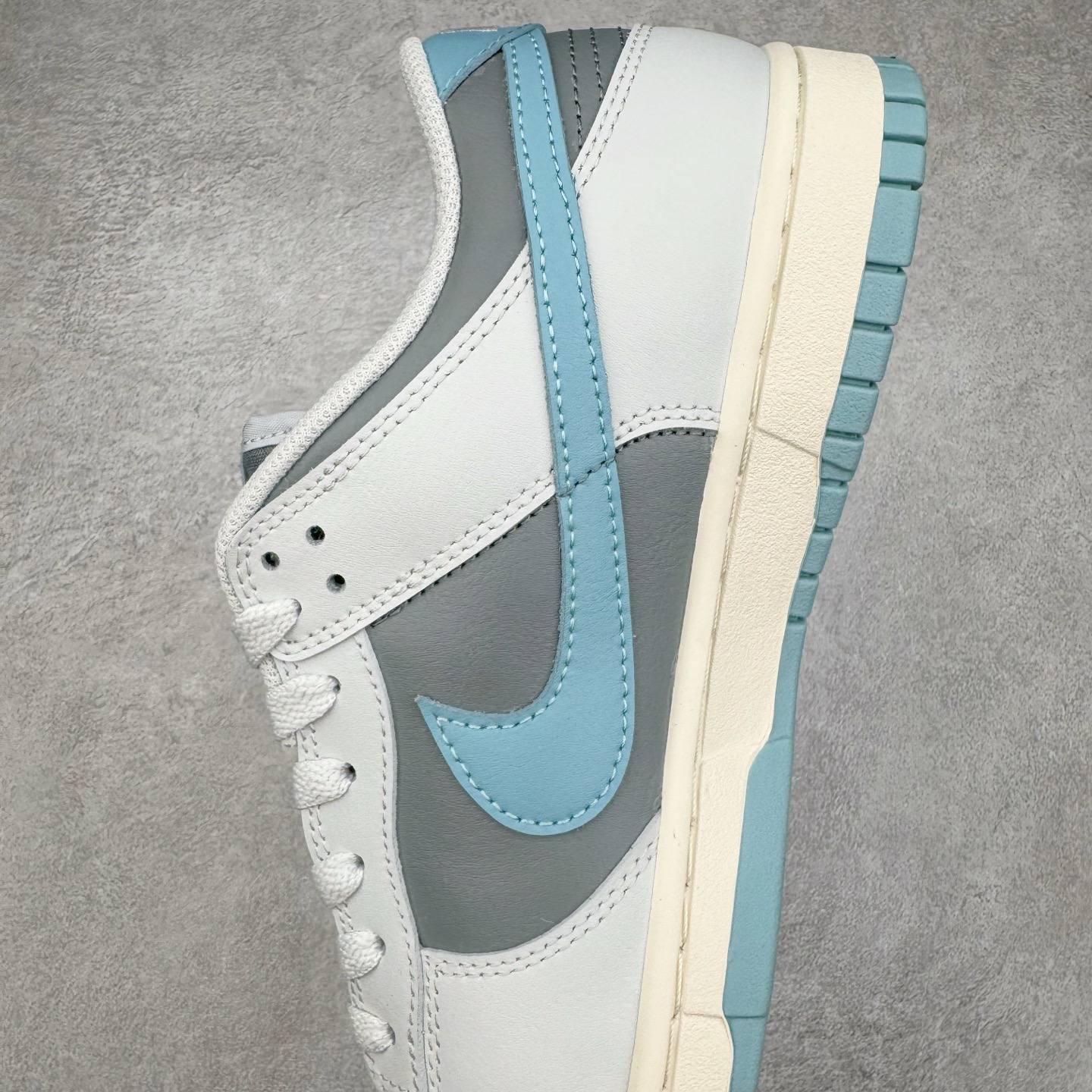 图片[7]-＃YC纯原 NK Dunk Low 蓝灰 HF5441-001 实力大厂出品 新配色陆续开发 利润个位数只为口碑 全套原纸板楦头开发 确保原汁原味 完美呈现DUNK版型 一比一鞋头弧度高度鞋身弧度 此版本只针对中端市场 皮料材质有所更替 其他数据细节工艺流程均保持一致 绝不口嗨 细节品控鞋型随意对比 独家私模官方第六代原厂航空铝磨具打磨大底 鞋头坡度极致还原 无解鞋型 原盒原配 圈内天花板工艺 原厂玻璃冲刀 超高清洁度 全鞋零毛边皮料切割 原厂中底布点胶 中底布拉帮走线遵循公司 尺码：40 40.5 41 42 42.5 43 44 44.5 45 46-选品中心