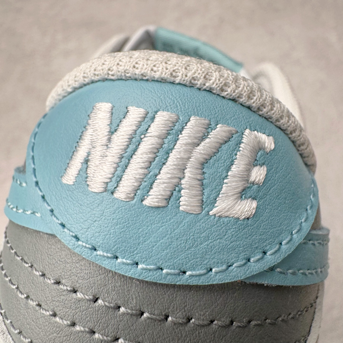 图片[15]-＃YC纯原 NK Dunk Low 蓝灰 HF5441-001 实力大厂出品 新配色陆续开发 利润个位数只为口碑 全套原纸板楦头开发 确保原汁原味 完美呈现DUNK版型 一比一鞋头弧度高度鞋身弧度 此版本只针对中端市场 皮料材质有所更替 其他数据细节工艺流程均保持一致 绝不口嗨 细节品控鞋型随意对比 独家私模官方第六代原厂航空铝磨具打磨大底 鞋头坡度极致还原 无解鞋型 原盒原配 圈内天花板工艺 原厂玻璃冲刀 超高清洁度 全鞋零毛边皮料切割 原厂中底布点胶 中底布拉帮走线遵循公司 尺码：40 40.5 41 42 42.5 43 44 44.5 45 46-选品中心