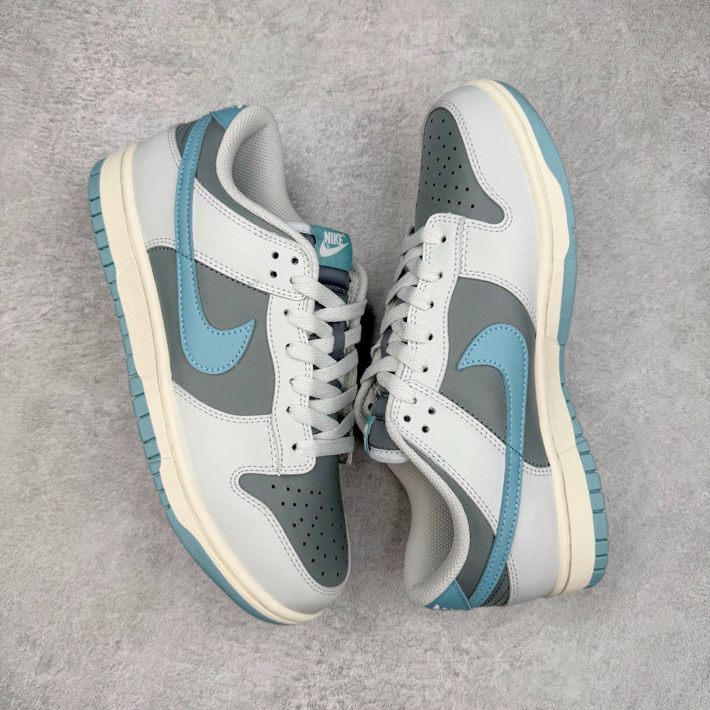 图片[3]-＃YC纯原 NK Dunk Low 蓝灰 HF5441-001 实力大厂出品 新配色陆续开发 利润个位数只为口碑 全套原纸板楦头开发 确保原汁原味 完美呈现DUNK版型 一比一鞋头弧度高度鞋身弧度 此版本只针对中端市场 皮料材质有所更替 其他数据细节工艺流程均保持一致 绝不口嗨 细节品控鞋型随意对比 独家私模官方第六代原厂航空铝磨具打磨大底 鞋头坡度极致还原 无解鞋型 原盒原配 圈内天花板工艺 原厂玻璃冲刀 超高清洁度 全鞋零毛边皮料切割 原厂中底布点胶 中底布拉帮走线遵循公司 尺码：40 40.5 41 42 42.5 43 44 44.5 45 46-选品中心