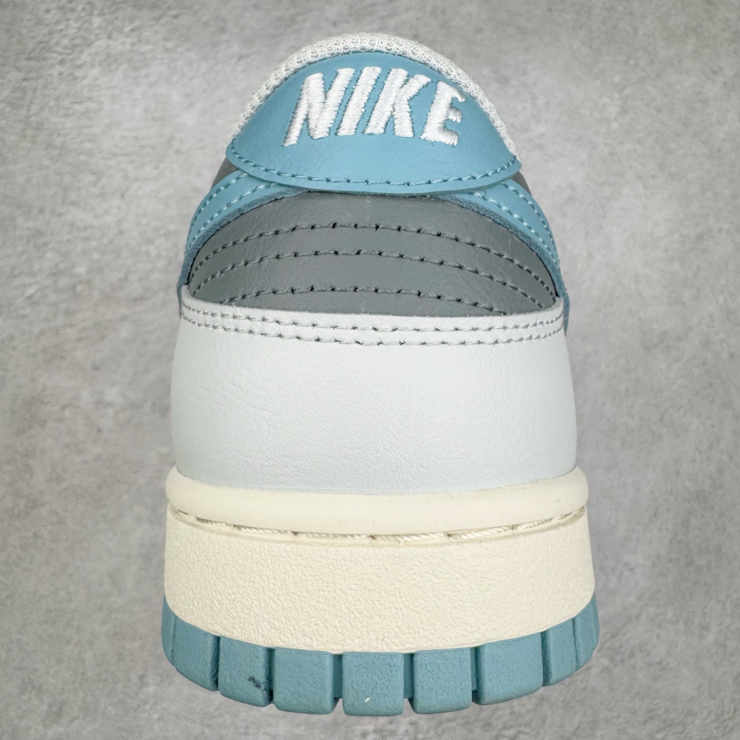 图片[8]-＃YC纯原 NK Dunk Low 蓝灰 HF5441-001 实力大厂出品 新配色陆续开发 利润个位数只为口碑 全套原纸板楦头开发 确保原汁原味 完美呈现DUNK版型 一比一鞋头弧度高度鞋身弧度 此版本只针对中端市场 皮料材质有所更替 其他数据细节工艺流程均保持一致 绝不口嗨 细节品控鞋型随意对比 独家私模官方第六代原厂航空铝磨具打磨大底 鞋头坡度极致还原 无解鞋型 原盒原配 圈内天花板工艺 原厂玻璃冲刀 超高清洁度 全鞋零毛边皮料切割 原厂中底布点胶 中底布拉帮走线遵循公司 尺码：40 40.5 41 42 42.5 43 44 44.5 45 46-选品中心