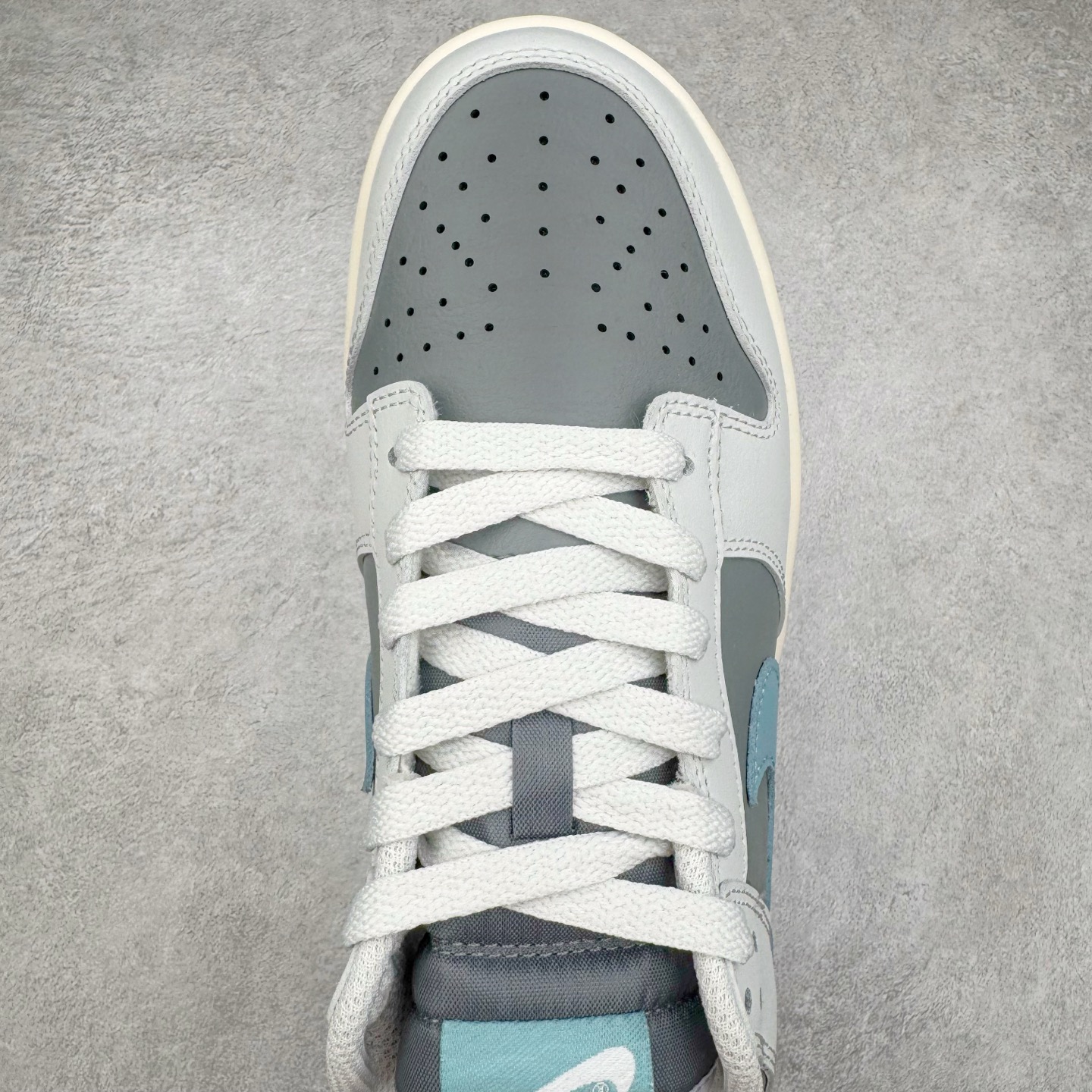 图片[4]-＃YC纯原 NK Dunk Low 蓝灰 HF5441-001 实力大厂出品 新配色陆续开发 利润个位数只为口碑 全套原纸板楦头开发 确保原汁原味 完美呈现DUNK版型 一比一鞋头弧度高度鞋身弧度 此版本只针对中端市场 皮料材质有所更替 其他数据细节工艺流程均保持一致 绝不口嗨 细节品控鞋型随意对比 独家私模官方第六代原厂航空铝磨具打磨大底 鞋头坡度极致还原 无解鞋型 原盒原配 圈内天花板工艺 原厂玻璃冲刀 超高清洁度 全鞋零毛边皮料切割 原厂中底布点胶 中底布拉帮走线遵循公司 尺码：40 40.5 41 42 42.5 43 44 44.5 45 46-选品中心