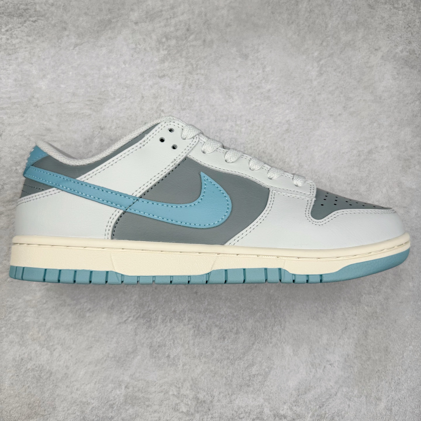 ＃YC纯原 NK Dunk Low 蓝灰 HF5441-001 实力大厂出品 新配色陆续开发 利润个位数只为口碑 全套原纸板楦头开发 确保原汁原味 完美呈现DUNK版型 一比一鞋头弧度高度鞋身弧度 此版本只针对中端市场 皮料材质有所更替 其他数据细节工艺流程均保持一致 绝不口嗨 细节品控鞋型随意对比 独家私模官方第六代原厂航空铝磨具打磨大底 鞋头坡度极致还原 无解鞋型 原盒原配 圈内天花板工艺 原厂玻璃冲刀 超高清洁度 全鞋零毛边皮料切割 原厂中底布点胶 中底布拉帮走线遵循公司 尺码：40 40.5 41 42 42.5 43 44 44.5 45 46-选品中心