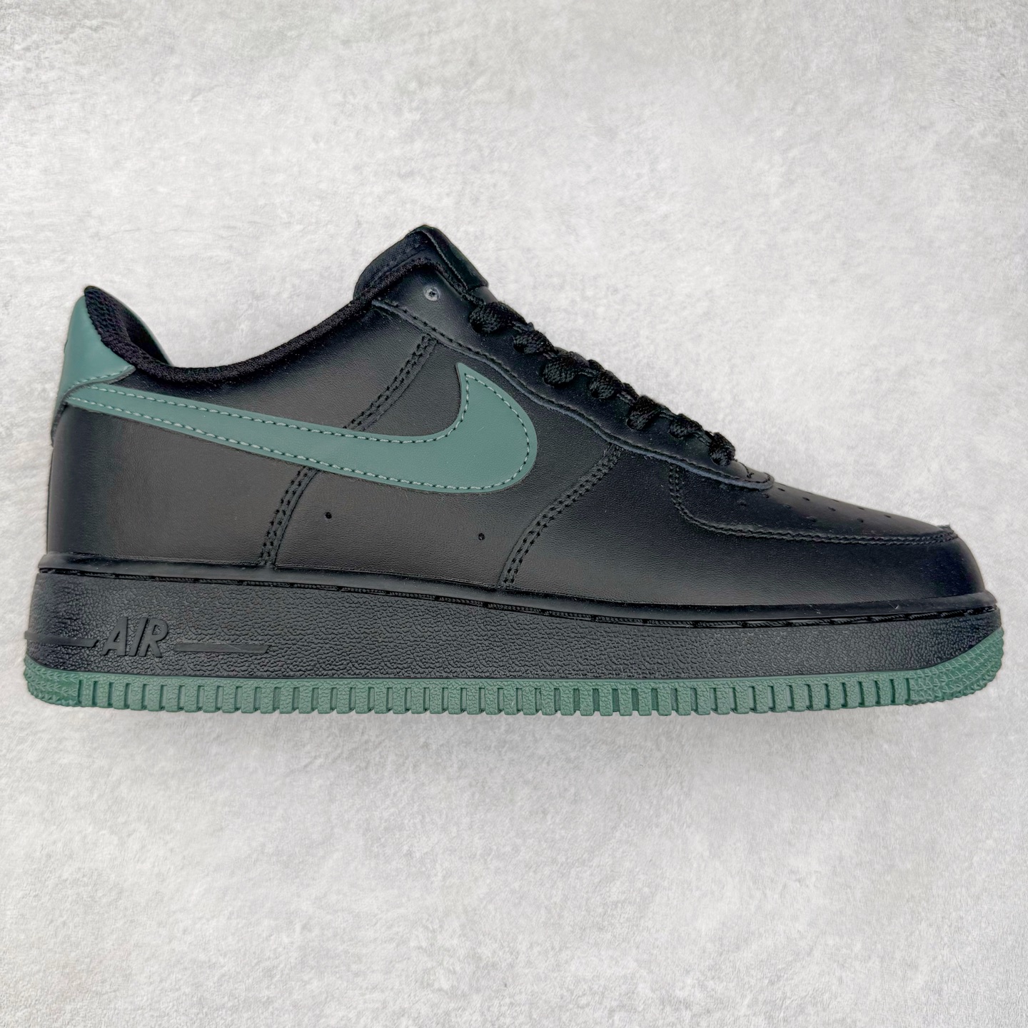 图片[6]-＃XT纯原 NK Air Force 1´07 Low 空军一号低帮百搭休闲运动板鞋 顶级批次 2022全新楦头鞋型 鱼鳞大底 历时开发三个月 清洁度完美 二维码鞋标 内置芯片及solo气垫 大底高度及其弧度依照正品 钢印 logo刺绣 鞋口弧度 鞋头长度 鞋面冲孔 鞋垫背胶及钢印 完美鞋型对比正品 每一处都是细节满满 柔软、弹性十足的缓震性能和出色的中底设计 横跨复古与现代的外型结合 造就出风靡全球 三十多年的Force 1 直到今天还深受青睐 实拍调校N版已经零色差零失真 百分百还原实物色彩所见即所得 不存在货不对板色差等低级问题 选购参考实物拍摄 不混卖不参货 只用心做好货严格选品 承诺混一赔十 尺码：36 36.5 37.5 38 38.5 39 40 40.5 41 42 42.5 43 44 44.5 45-选品中心