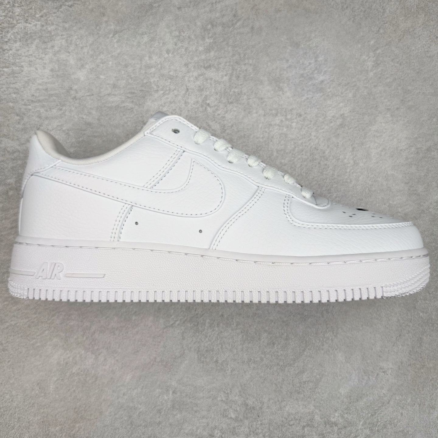 图片[7]-＃XT纯原 NK Air Force 1´07 Low 空军一号低帮百搭休闲运动板鞋 顶级批次 2022全新楦头鞋型 鱼鳞大底 历时开发三个月 清洁度完美 二维码鞋标 内置芯片及solo气垫 大底高度及其弧度依照正品 钢印 logo刺绣 鞋口弧度 鞋头长度 鞋面冲孔 鞋垫背胶及钢印 完美鞋型对比正品 每一处都是细节满满 柔软、弹性十足的缓震性能和出色的中底设计 横跨复古与现代的外型结合 造就出风靡全球 三十多年的Force 1 直到今天还深受青睐 实拍调校N版已经零色差零失真 百分百还原实物色彩所见即所得 不存在货不对板色差等低级问题 选购参考实物拍摄 不混卖不参货 只用心做好货严格选品 承诺混一赔十 尺码：36 36.5 37.5 38 38.5 39 40 40.5 41 42 42.5 43 44 44.5 45-选品中心