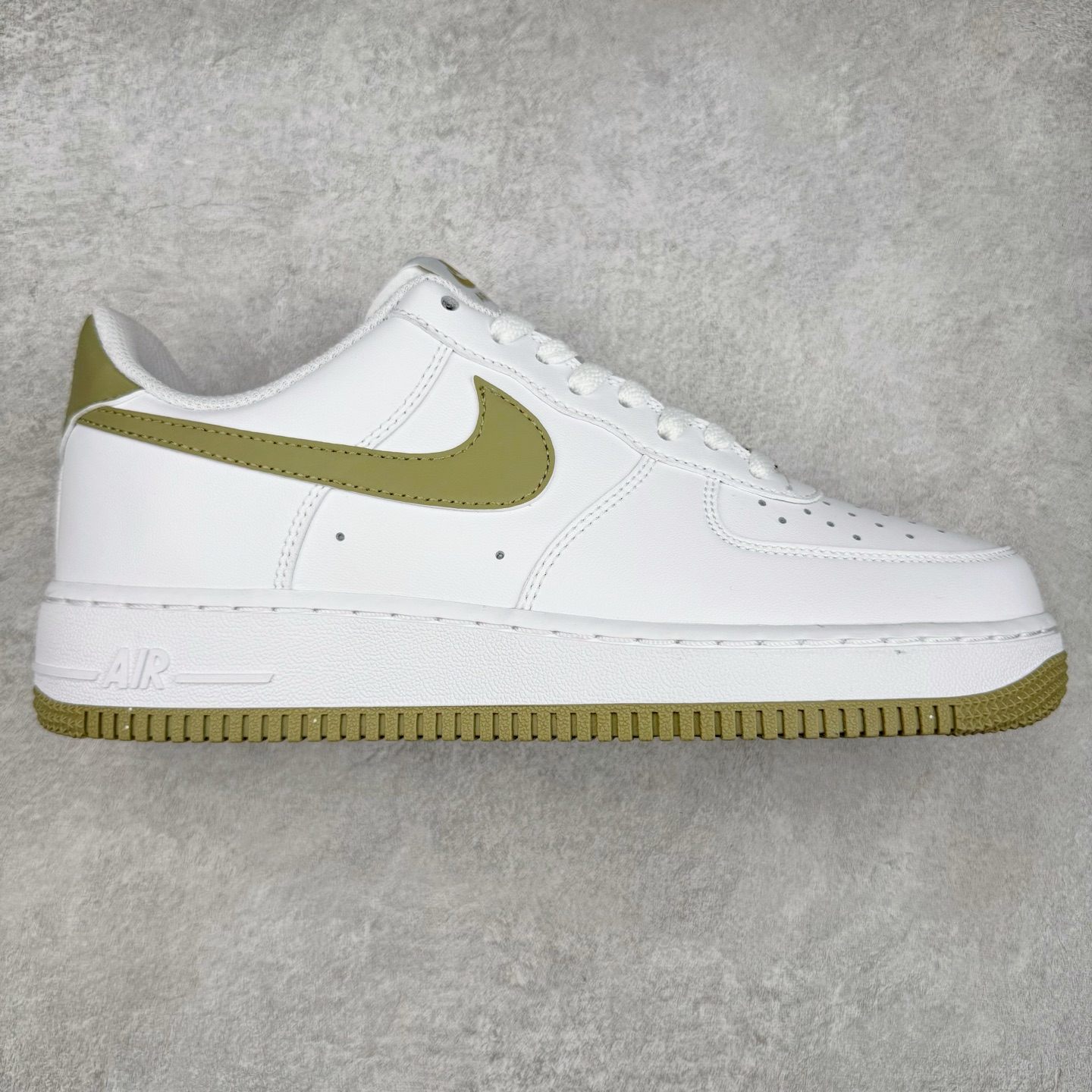 图片[8]-＃XT纯原 NK Air Force 1´07 Low 空军一号低帮百搭休闲运动板鞋 顶级批次 2022全新楦头鞋型 鱼鳞大底 历时开发三个月 清洁度完美 二维码鞋标 内置芯片及solo气垫 大底高度及其弧度依照正品 钢印 logo刺绣 鞋口弧度 鞋头长度 鞋面冲孔 鞋垫背胶及钢印 完美鞋型对比正品 每一处都是细节满满 柔软、弹性十足的缓震性能和出色的中底设计 横跨复古与现代的外型结合 造就出风靡全球 三十多年的Force 1 直到今天还深受青睐 实拍调校N版已经零色差零失真 百分百还原实物色彩所见即所得 不存在货不对板色差等低级问题 选购参考实物拍摄 不混卖不参货 只用心做好货严格选品 承诺混一赔十 尺码：36 36.5 37.5 38 38.5 39 40 40.5 41 42 42.5 43 44 44.5 45-选品中心