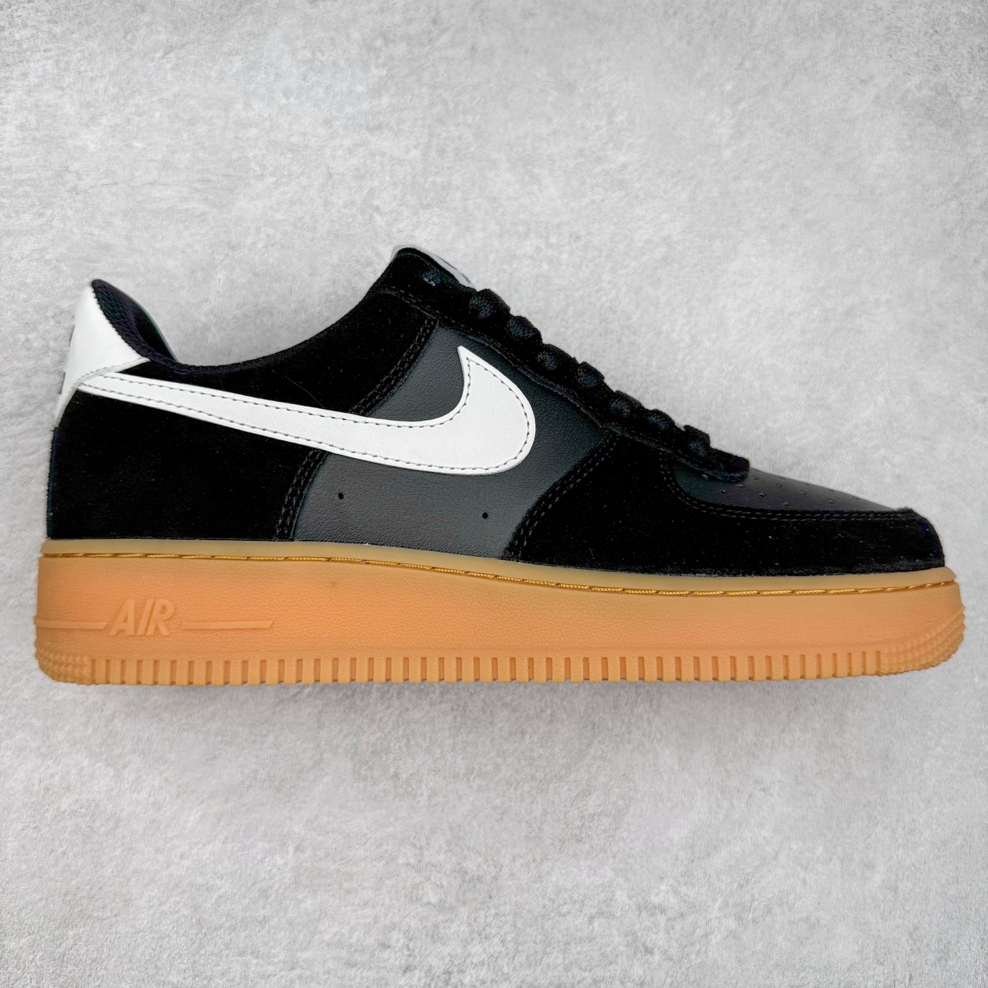 图片[9]-＃XT纯原 NK Air Force 1´07 Low 空军一号低帮百搭休闲运动板鞋 顶级批次 2022全新楦头鞋型 鱼鳞大底 历时开发三个月 清洁度完美 二维码鞋标 内置芯片及solo气垫 大底高度及其弧度依照正品 钢印 logo刺绣 鞋口弧度 鞋头长度 鞋面冲孔 鞋垫背胶及钢印 完美鞋型对比正品 每一处都是细节满满 柔软、弹性十足的缓震性能和出色的中底设计 横跨复古与现代的外型结合 造就出风靡全球 三十多年的Force 1 直到今天还深受青睐 实拍调校N版已经零色差零失真 百分百还原实物色彩所见即所得 不存在货不对板色差等低级问题 选购参考实物拍摄 不混卖不参货 只用心做好货严格选品 承诺混一赔十 尺码：36 36.5 37.5 38 38.5 39 40 40.5 41 42 42.5 43 44 44.5 45-选品中心