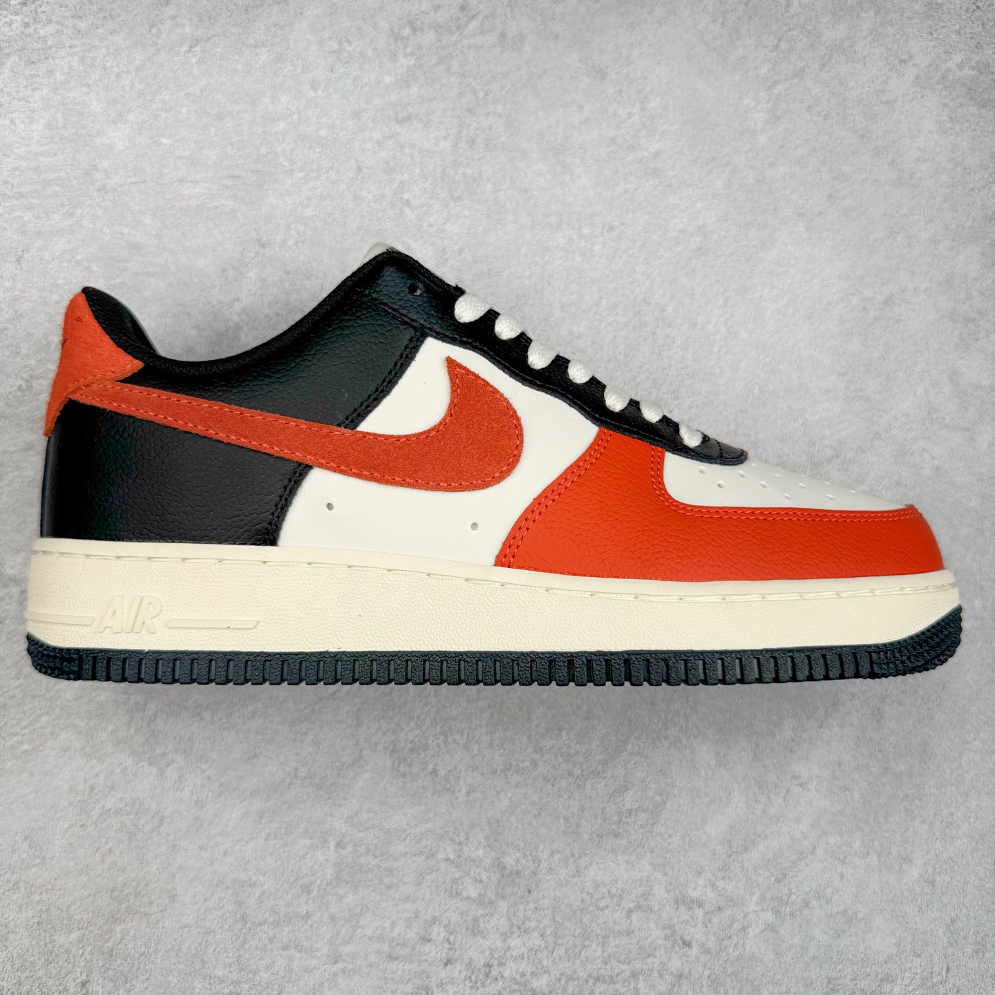 图片[10]-＃XT纯原 NK Air Force 1´07 Low 空军一号低帮百搭休闲运动板鞋 顶级批次 2022全新楦头鞋型 鱼鳞大底 历时开发三个月 清洁度完美 二维码鞋标 内置芯片及solo气垫 大底高度及其弧度依照正品 钢印 logo刺绣 鞋口弧度 鞋头长度 鞋面冲孔 鞋垫背胶及钢印 完美鞋型对比正品 每一处都是细节满满 柔软、弹性十足的缓震性能和出色的中底设计 横跨复古与现代的外型结合 造就出风靡全球 三十多年的Force 1 直到今天还深受青睐 实拍调校N版已经零色差零失真 百分百还原实物色彩所见即所得 不存在货不对板色差等低级问题 选购参考实物拍摄 不混卖不参货 只用心做好货严格选品 承诺混一赔十 尺码：36 36.5 37.5 38 38.5 39 40 40.5 41 42 42.5 43 44 44.5 45-选品中心