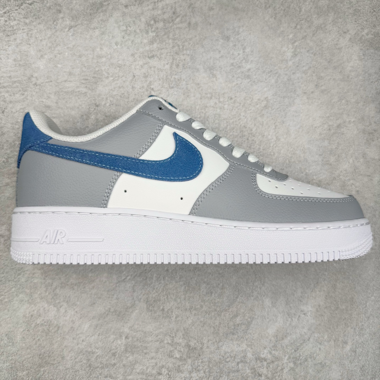 图片[3]-＃XT纯原 NK Air Force 1´07 Low 空军一号低帮百搭休闲运动板鞋 顶级批次 2022全新楦头鞋型 鱼鳞大底 历时开发三个月 清洁度完美 二维码鞋标 内置芯片及solo气垫 大底高度及其弧度依照正品 钢印 logo刺绣 鞋口弧度 鞋头长度 鞋面冲孔 鞋垫背胶及钢印 完美鞋型对比正品 每一处都是细节满满 柔软、弹性十足的缓震性能和出色的中底设计 横跨复古与现代的外型结合 造就出风靡全球 三十多年的Force 1 直到今天还深受青睐 实拍调校N版已经零色差零失真 百分百还原实物色彩所见即所得 不存在货不对板色差等低级问题 选购参考实物拍摄 不混卖不参货 只用心做好货严格选品 承诺混一赔十 尺码：36 36.5 37.5 38 38.5 39 40 40.5 41 42 42.5 43 44 44.5 45-选品中心