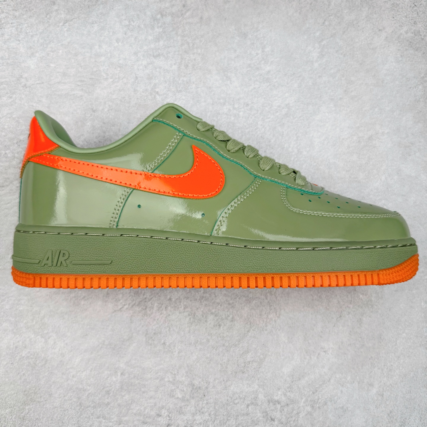 ＃XT纯原 NK Air Force 1´07 Low 空军一号低帮百搭休闲运动板鞋 HJ9118-386 顶级批次 2022全新楦头鞋型 鱼鳞大底 历时开发三个月 清洁度完美 二维码鞋标 内置芯片及solo气垫 大底高度及其弧度依照正品 钢印 logo刺绣 鞋口弧度 鞋头长度 鞋面冲孔 鞋垫背胶及钢印 完美鞋型对比正品 每一处都是细节满满 柔软、弹性十足的缓震性能和出色的中底设计 横跨复古与现代的外型结合 造就出风靡全球 三十多年的Force 1 直到今天还深受青睐 实拍调校N版已经零色差零失真 百分百还原实物色彩所见即所得 不存在货不对板色差等低级问题 选购参考实物拍摄 不混卖不参货 只用心做好货严格选品 承诺混一赔十 尺码：36 36.5 37.5 38 38.5 39 40 40.5 41 42 42.5 43 44 44.5 45-选品中心