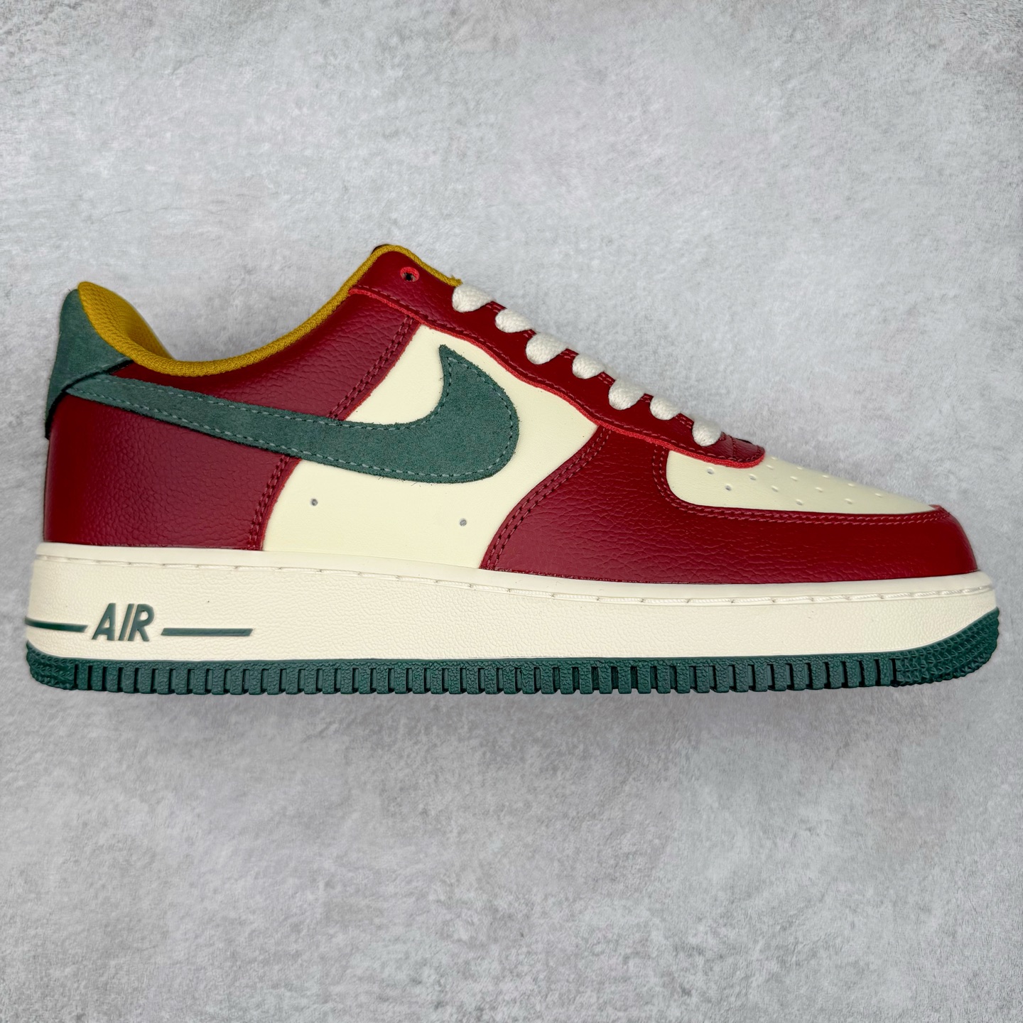 ＃XT纯原 NK Air Force 1´07 Low 空军一号低帮百搭休闲运动板鞋 HQ3612-113 顶级批次 2022全新楦头鞋型 鱼鳞大底 历时开发三个月 清洁度完美 二维码鞋标 内置芯片及solo气垫 大底高度及其弧度依照正品 钢印 logo刺绣 鞋口弧度 鞋头长度 鞋面冲孔 鞋垫背胶及钢印 完美鞋型对比正品 每一处都是细节满满 柔软、弹性十足的缓震性能和出色的中底设计 横跨复古与现代的外型结合 造就出风靡全球 三十多年的Force 1 直到今天还深受青睐 实拍调校N版已经零色差零失真 百分百还原实物色彩所见即所得 不存在货不对板色差等低级问题 选购参考实物拍摄 不混卖不参货 只用心做好货严格选品 承诺混一赔十 尺码：36 36.5 37.5 38 38.5 39 40 40.5 41 42 42.5 43 44 44.5 45-选品中心