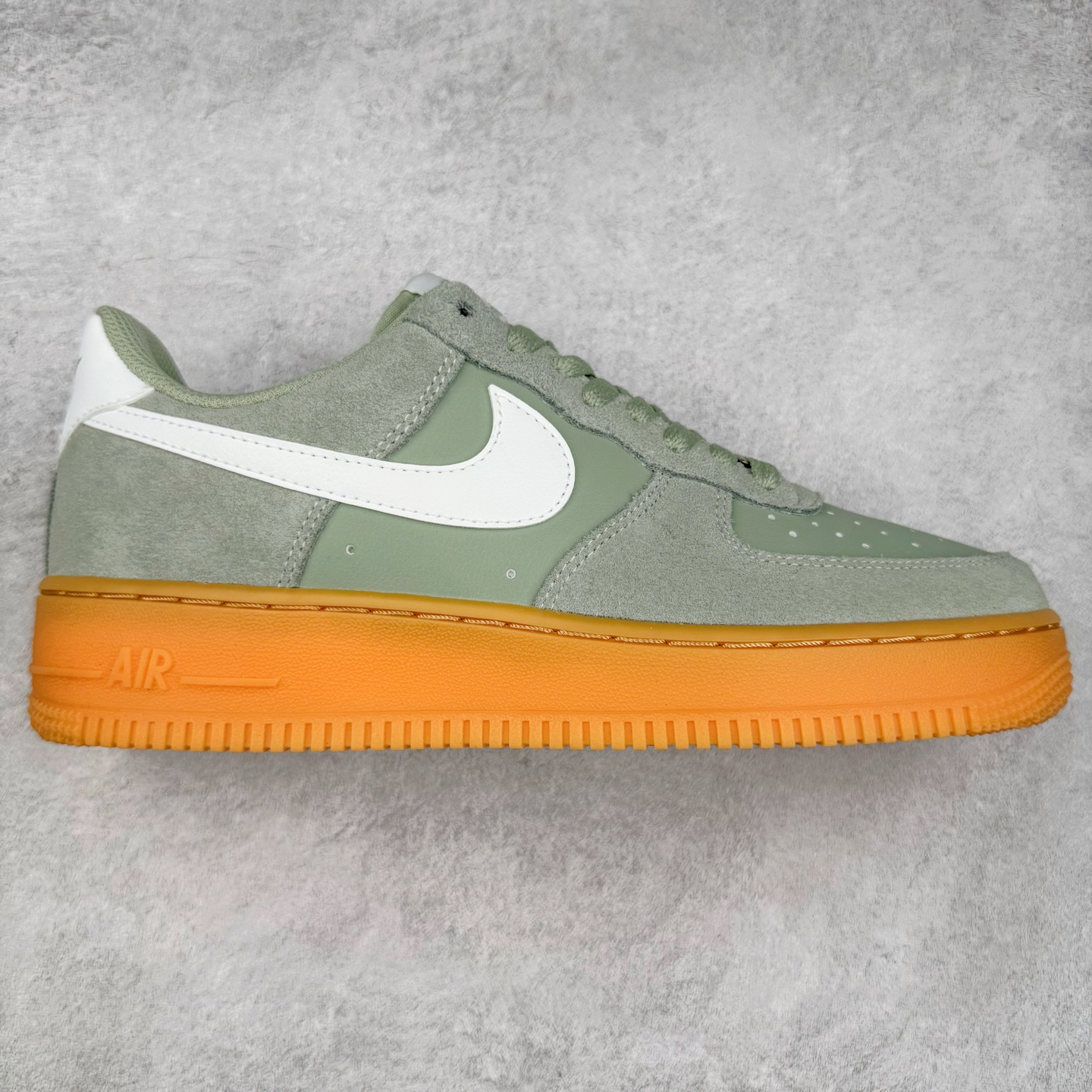 图片[4]-＃XT纯原 NK Air Force 1´07 Low 空军一号低帮百搭休闲运动板鞋 顶级批次 2022全新楦头鞋型 鱼鳞大底 历时开发三个月 清洁度完美 二维码鞋标 内置芯片及solo气垫 大底高度及其弧度依照正品 钢印 logo刺绣 鞋口弧度 鞋头长度 鞋面冲孔 鞋垫背胶及钢印 完美鞋型对比正品 每一处都是细节满满 柔软、弹性十足的缓震性能和出色的中底设计 横跨复古与现代的外型结合 造就出风靡全球 三十多年的Force 1 直到今天还深受青睐 实拍调校N版已经零色差零失真 百分百还原实物色彩所见即所得 不存在货不对板色差等低级问题 选购参考实物拍摄 不混卖不参货 只用心做好货严格选品 承诺混一赔十 尺码：36 36.5 37.5 38 38.5 39 40 40.5 41 42 42.5 43 44 44.5 45-选品中心