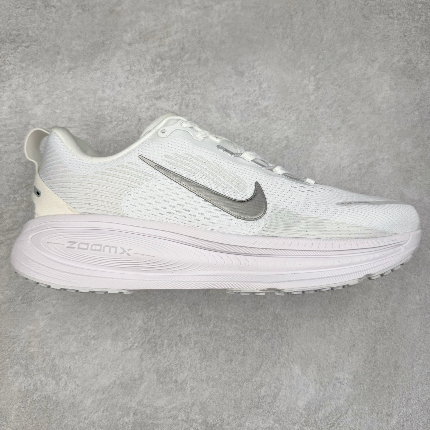 图片[4]-＃纯原福利 NK Air Zoom Vomero 18 轻便舒适公路跑步鞋 HM6803-001 质感柔软 弹力充沛 助力一路畅跑 乐享不停 厚实泡绵缔造舒适的回弹效果 铸就出色跑步表现 该鞋款轻盈透气 带你步入舒适新境界 疾速刺激感和非凡舒适脚感交织 定能让跑者在迈步间找到渴望已久的跑步乐趣 自如掌控跑步节奏、配速和里程 足底缓震配置赋予双足柔软舒适感受 助你一路畅跑 缓震设计 在双足触地时有助提供舒适脚感 搭载性能出众的 ZoomX 和 Cushlon 泡绵 营造柔软舒适脚感 助你稳稳迈步 基于跑者反馈 简化中底设计 带来出色舒适感 尺码：36 36.5 37.5 38 38.5 39 40 40.5 41 42 42.5 43 44 44.5 45-选品中心