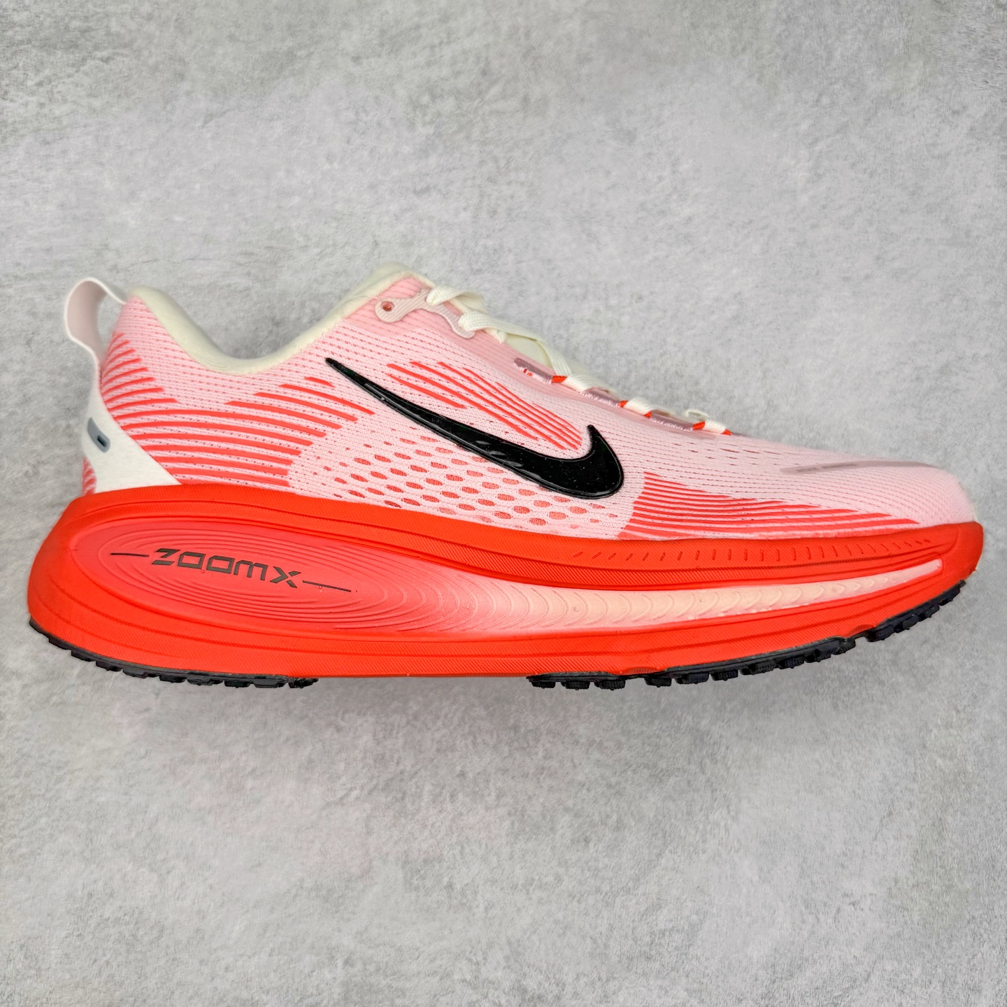 图片[7]-＃纯原福利 NK Air Zoom Vomero 18 轻便舒适公路跑步鞋 HM6803-001 质感柔软 弹力充沛 助力一路畅跑 乐享不停 厚实泡绵缔造舒适的回弹效果 铸就出色跑步表现 该鞋款轻盈透气 带你步入舒适新境界 疾速刺激感和非凡舒适脚感交织 定能让跑者在迈步间找到渴望已久的跑步乐趣 自如掌控跑步节奏、配速和里程 足底缓震配置赋予双足柔软舒适感受 助你一路畅跑 缓震设计 在双足触地时有助提供舒适脚感 搭载性能出众的 ZoomX 和 Cushlon 泡绵 营造柔软舒适脚感 助你稳稳迈步 基于跑者反馈 简化中底设计 带来出色舒适感 尺码：36 36.5 37.5 38 38.5 39 40 40.5 41 42 42.5 43 44 44.5 45-选品中心