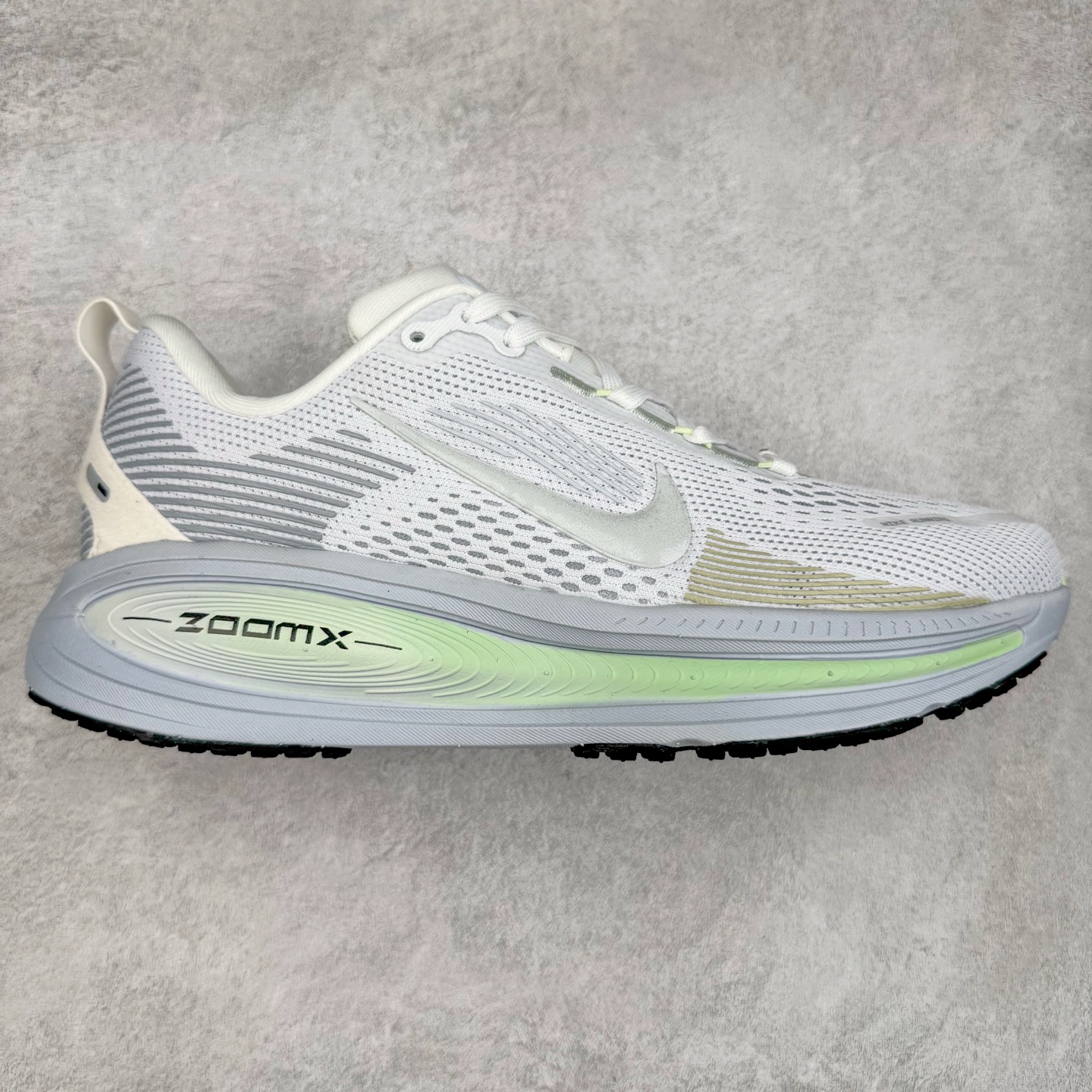 图片[5]-＃纯原福利 NK Air Zoom Vomero 18 轻便舒适公路跑步鞋 HM6803-001 质感柔软 弹力充沛 助力一路畅跑 乐享不停 厚实泡绵缔造舒适的回弹效果 铸就出色跑步表现 该鞋款轻盈透气 带你步入舒适新境界 疾速刺激感和非凡舒适脚感交织 定能让跑者在迈步间找到渴望已久的跑步乐趣 自如掌控跑步节奏、配速和里程 足底缓震配置赋予双足柔软舒适感受 助你一路畅跑 缓震设计 在双足触地时有助提供舒适脚感 搭载性能出众的 ZoomX 和 Cushlon 泡绵 营造柔软舒适脚感 助你稳稳迈步 基于跑者反馈 简化中底设计 带来出色舒适感 尺码：36 36.5 37.5 38 38.5 39 40 40.5 41 42 42.5 43 44 44.5 45-选品中心