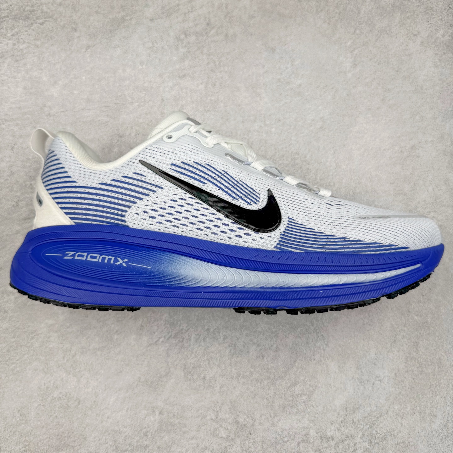 图片[9]-＃纯原福利 NK Air Zoom Vomero 18 轻便舒适公路跑步鞋 HM6803-001 质感柔软 弹力充沛 助力一路畅跑 乐享不停 厚实泡绵缔造舒适的回弹效果 铸就出色跑步表现 该鞋款轻盈透气 带你步入舒适新境界 疾速刺激感和非凡舒适脚感交织 定能让跑者在迈步间找到渴望已久的跑步乐趣 自如掌控跑步节奏、配速和里程 足底缓震配置赋予双足柔软舒适感受 助你一路畅跑 缓震设计 在双足触地时有助提供舒适脚感 搭载性能出众的 ZoomX 和 Cushlon 泡绵 营造柔软舒适脚感 助你稳稳迈步 基于跑者反馈 简化中底设计 带来出色舒适感 尺码：36 36.5 37.5 38 38.5 39 40 40.5 41 42 42.5 43 44 44.5 45-选品中心