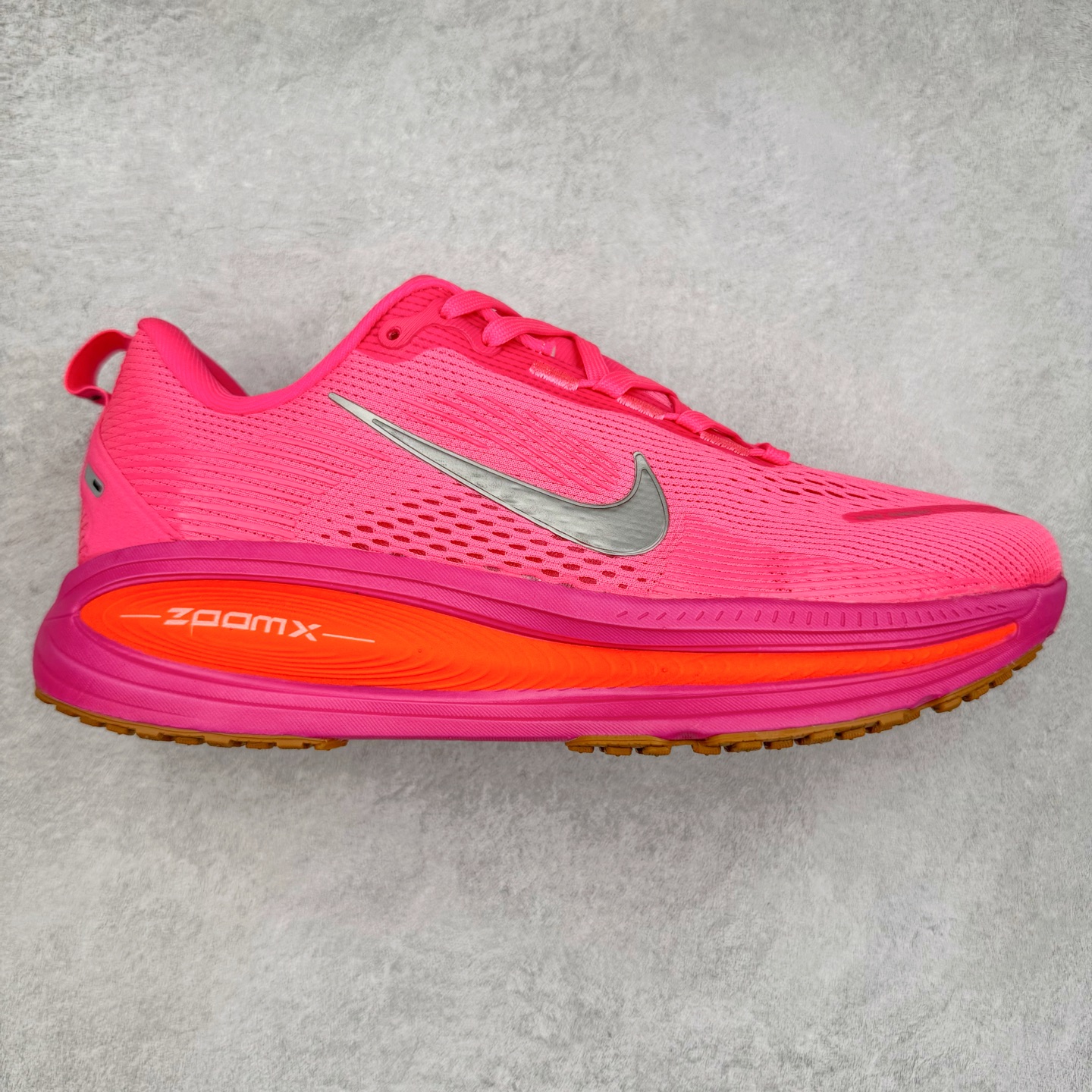 ＃纯原福利 NK Air Zoom Vomero 18 轻便舒适公路跑步鞋 HM6803-001 质感柔软 弹力充沛 助力一路畅跑 乐享不停 厚实泡绵缔造舒适的回弹效果 铸就出色跑步表现 该鞋款轻盈透气 带你步入舒适新境界 疾速刺激感和非凡舒适脚感交织 定能让跑者在迈步间找到渴望已久的跑步乐趣 自如掌控跑步节奏、配速和里程 足底缓震配置赋予双足柔软舒适感受 助你一路畅跑 缓震设计 在双足触地时有助提供舒适脚感 搭载性能出众的 ZoomX 和 Cushlon 泡绵 营造柔软舒适脚感 助你稳稳迈步 基于跑者反馈 简化中底设计 带来出色舒适感 尺码：36 36.5 37.5 38 38.5 39 40 40.5 41 42 42.5 43 44 44.5 45-选品中心