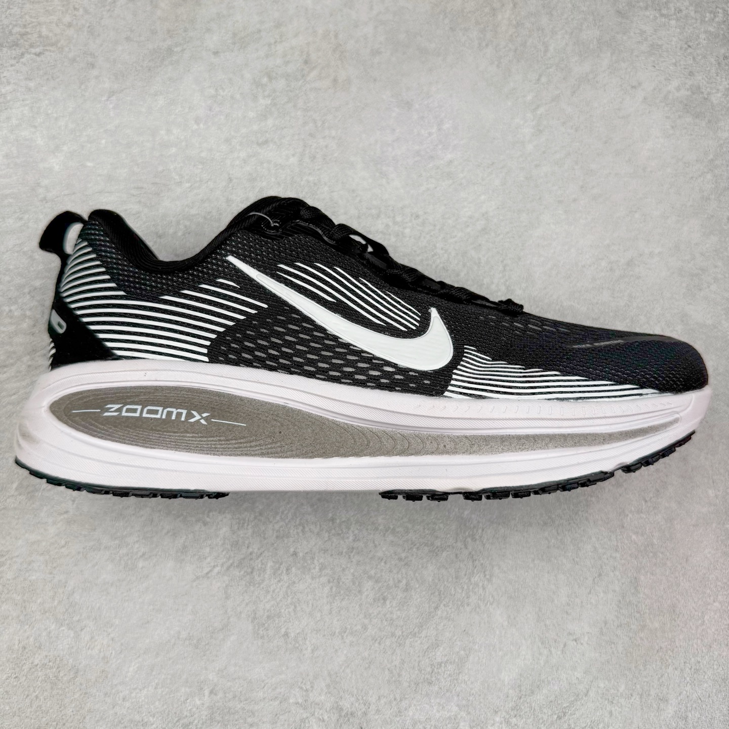 图片[4]-＃纯原福利 NK Air Zoom Vomero 18 轻便舒适公路跑步鞋 HM6803-001 质感柔软 弹力充沛 助力一路畅跑 乐享不停 厚实泡绵缔造舒适的回弹效果 铸就出色跑步表现 该鞋款轻盈透气 带你步入舒适新境界 疾速刺激感和非凡舒适脚感交织 定能让跑者在迈步间找到渴望已久的跑步乐趣 自如掌控跑步节奏、配速和里程 足底缓震配置赋予双足柔软舒适感受 助你一路畅跑 缓震设计 在双足触地时有助提供舒适脚感 搭载性能出众的 ZoomX 和 Cushlon 泡绵 营造柔软舒适脚感 助你稳稳迈步 基于跑者反馈 简化中底设计 带来出色舒适感 尺码：36 36.5 37.5 38 38.5 39 40 40.5 41 42 42.5 43 44 44.5 45-选品中心