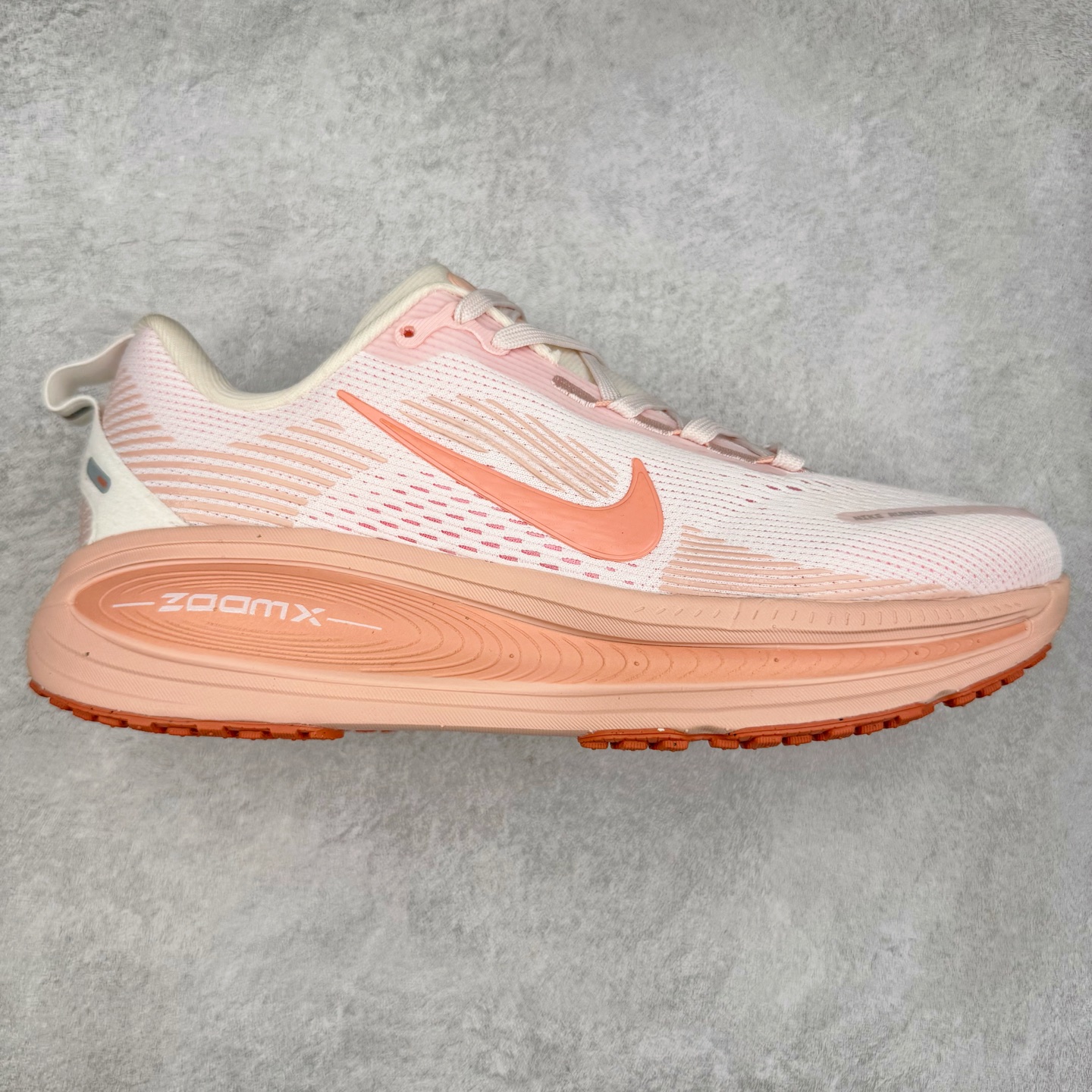 图片[8]-＃纯原福利 NK Air Zoom Vomero 18 轻便舒适公路跑步鞋 HM6803-001 质感柔软 弹力充沛 助力一路畅跑 乐享不停 厚实泡绵缔造舒适的回弹效果 铸就出色跑步表现 该鞋款轻盈透气 带你步入舒适新境界 疾速刺激感和非凡舒适脚感交织 定能让跑者在迈步间找到渴望已久的跑步乐趣 自如掌控跑步节奏、配速和里程 足底缓震配置赋予双足柔软舒适感受 助你一路畅跑 缓震设计 在双足触地时有助提供舒适脚感 搭载性能出众的 ZoomX 和 Cushlon 泡绵 营造柔软舒适脚感 助你稳稳迈步 基于跑者反馈 简化中底设计 带来出色舒适感 尺码：36 36.5 37.5 38 38.5 39 40 40.5 41 42 42.5 43 44 44.5 45-选品中心