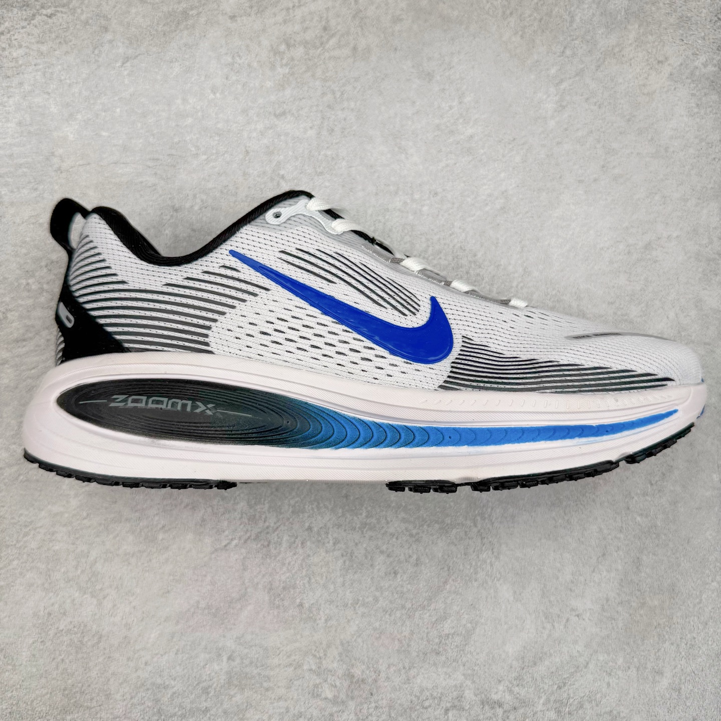 图片[9]-＃纯原福利 NK Air Zoom Vomero 18 轻便舒适公路跑步鞋 HM6803-001 质感柔软 弹力充沛 助力一路畅跑 乐享不停 厚实泡绵缔造舒适的回弹效果 铸就出色跑步表现 该鞋款轻盈透气 带你步入舒适新境界 疾速刺激感和非凡舒适脚感交织 定能让跑者在迈步间找到渴望已久的跑步乐趣 自如掌控跑步节奏、配速和里程 足底缓震配置赋予双足柔软舒适感受 助你一路畅跑 缓震设计 在双足触地时有助提供舒适脚感 搭载性能出众的 ZoomX 和 Cushlon 泡绵 营造柔软舒适脚感 助你稳稳迈步 基于跑者反馈 简化中底设计 带来出色舒适感 尺码：36 36.5 37.5 38 38.5 39 40 40.5 41 42 42.5 43 44 44.5 45-选品中心