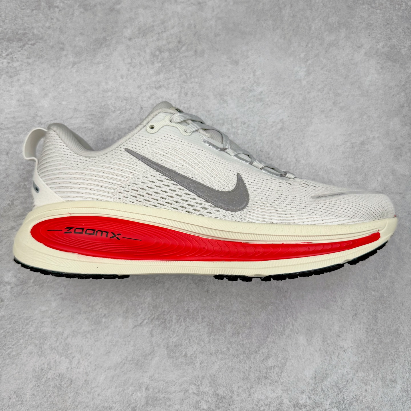 图片[7]-＃纯原福利 NK Air Zoom Vomero 18 轻便舒适公路跑步鞋 HM6803-001 质感柔软 弹力充沛 助力一路畅跑 乐享不停 厚实泡绵缔造舒适的回弹效果 铸就出色跑步表现 该鞋款轻盈透气 带你步入舒适新境界 疾速刺激感和非凡舒适脚感交织 定能让跑者在迈步间找到渴望已久的跑步乐趣 自如掌控跑步节奏、配速和里程 足底缓震配置赋予双足柔软舒适感受 助你一路畅跑 缓震设计 在双足触地时有助提供舒适脚感 搭载性能出众的 ZoomX 和 Cushlon 泡绵 营造柔软舒适脚感 助你稳稳迈步 基于跑者反馈 简化中底设计 带来出色舒适感 尺码：36 36.5 37.5 38 38.5 39 40 40.5 41 42 42.5 43 44 44.5 45-选品中心