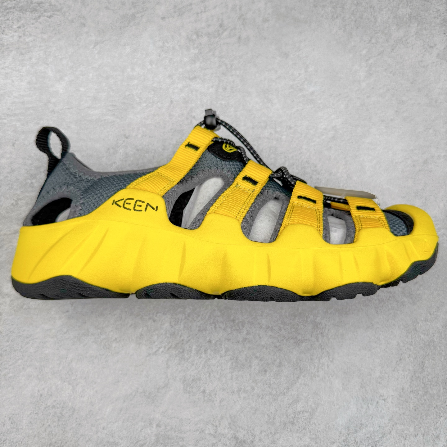 KEEN Hyperport H2 科恩防滑耐磨低帮户外功能鞋溯溪鞋凉鞋 KEEN诞生于2003年的美国人气户外品牌，以一双“保护脚趾”且能涉足水域的户外凉鞋NEWPORT诞生为契机，开启原创制鞋之路。KEEN相信，天空之下即是户外，因为户外不一定是极具挑战性的独自冒险，也可以是与朋友、家人和宠物一同分享外面的世界。同时，KEEN从诞生之初便始终贯彻环保制鞋的理念，不断创造出优秀的原创奇履。脚踏实地，致力向善。我们想和世界产生更多交集为世界减少更多负担，和你趣户外、趣做自己、趣环保让地球和生活都变得更美好。尺码：36 36.5 37.5 38 38.5 39 40 40.5 41 42 42.5 43 44 44.5 45-选品中心
