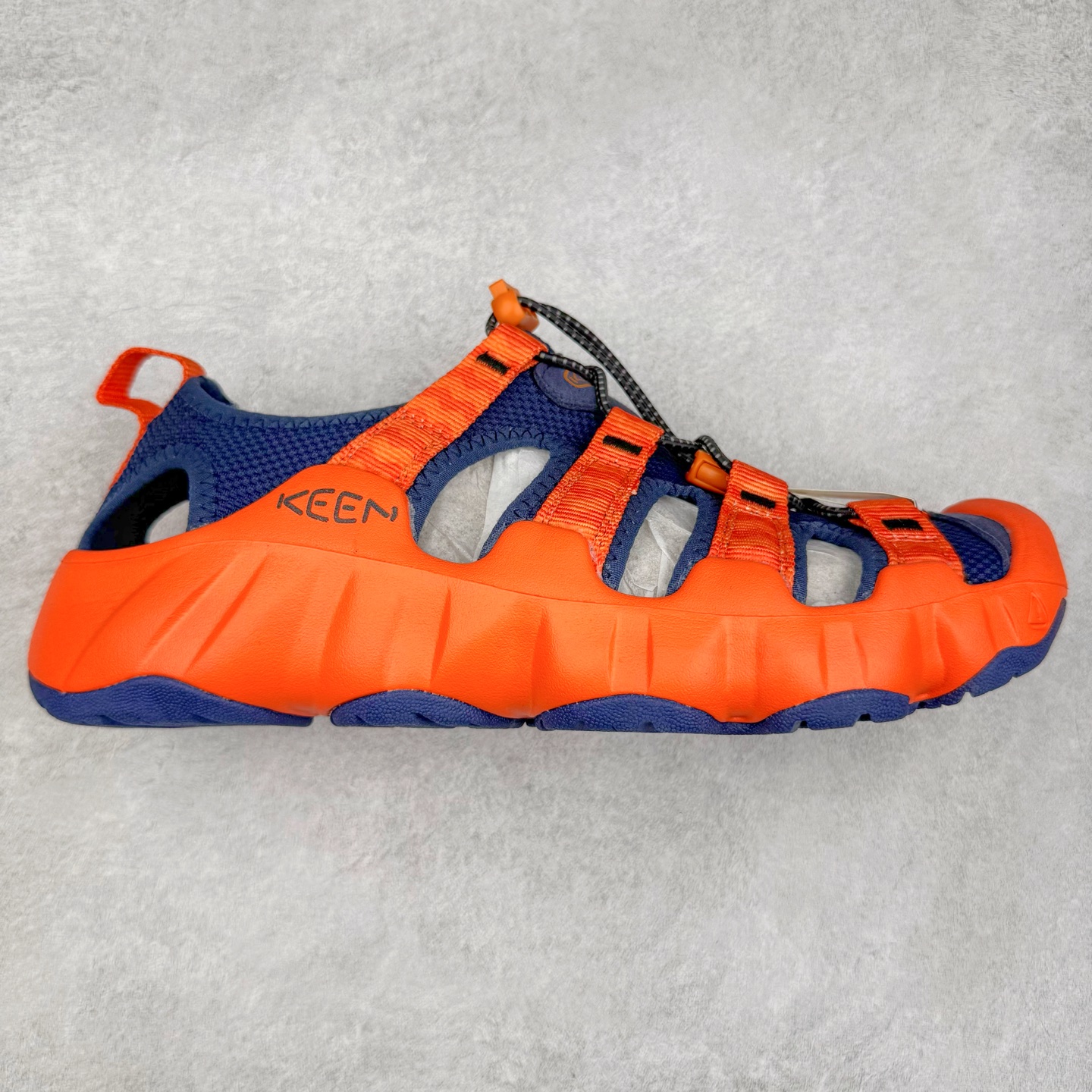 KEEN Hyperport H2 科恩防滑耐磨低帮户外功能鞋溯溪鞋凉鞋 KEEN诞生于2003年的美国人气户外品牌，以一双“保护脚趾”且能涉足水域的户外凉鞋NEWPORT诞生为契机，开启原创制鞋之路。KEEN相信，天空之下即是户外，因为户外不一定是极具挑战性的独自冒险，也可以是与朋友、家人和宠物一同分享外面的世界。同时，KEEN从诞生之初便始终贯彻环保制鞋的理念，不断创造出优秀的原创奇履。脚踏实地，致力向善。我们想和世界产生更多交集为世界减少更多负担，和你趣户外、趣做自己、趣环保让地球和生活都变得更美好。尺码：36 36.5 37.5 38 38.5 39 40 40.5 41 42 42.5 43 44 44.5 45-选品中心