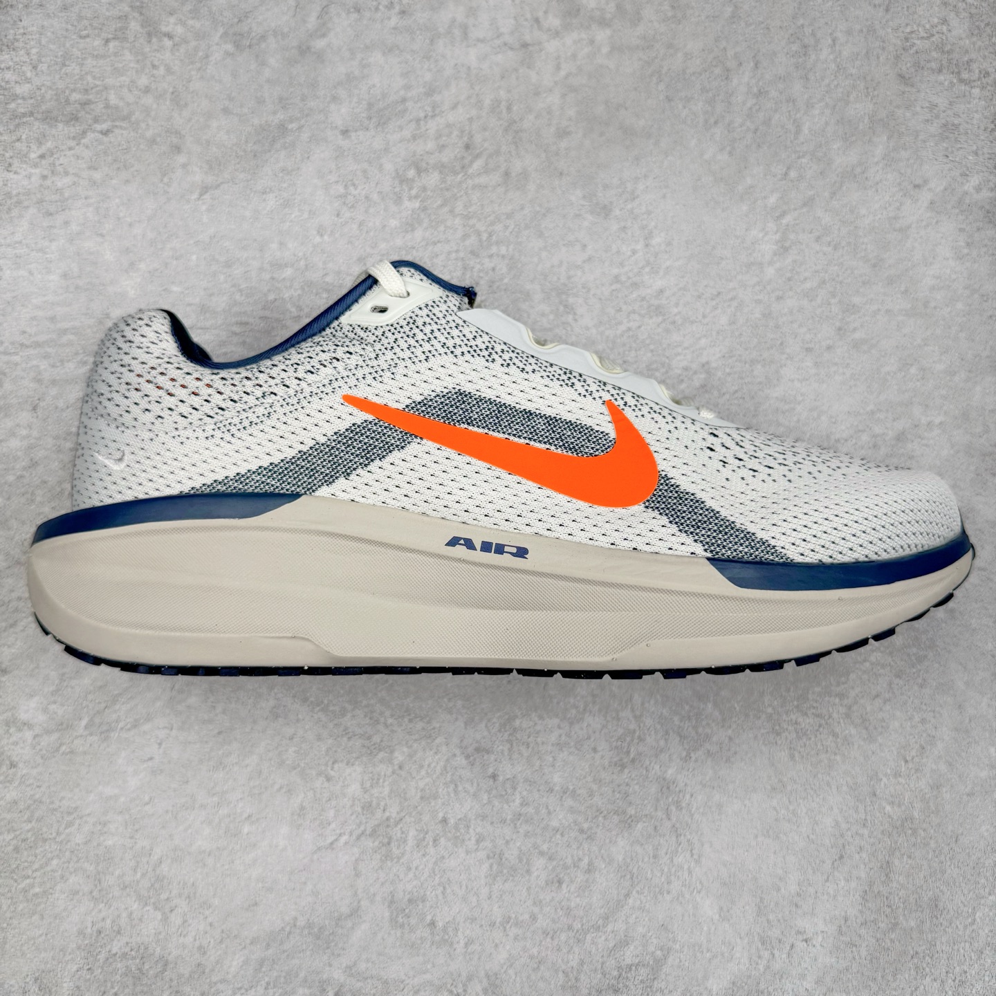 ＃TG纯原 NK Winflo 11 舒适轻便低帮休闲跑步鞋 独家渠道 市面未流通批次 奥莱直播间499 599一样的东西 碾压市面现存所有版本 公司一样的东西 超值回馈 帮你省钱 拥有 Zoom Air 一如既往的稳定感和流畅感 鞋面采用工程网眼设计 为特定高热区域营造出色透气性 进一步增加鞋面的穿孔数量 让足部能够快速散热 中足搭配 Flywire 飞线 在高速运动时营造舒适稳定的贴合感 内置Zoon气垫加持 动力十足 尺码：36 36.5 37.5 38 38.5 39 40 40.5 41 42 42.5 43 44 44.5 45-选品中心