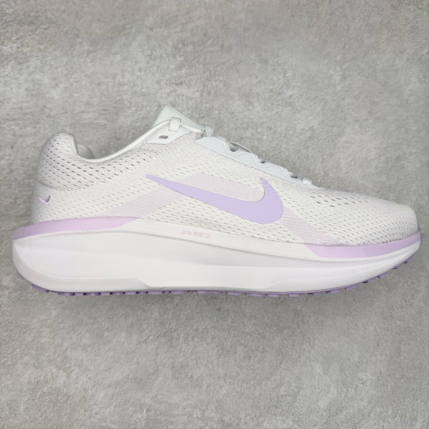 ＃TG纯原 NK Winflo 11 舒适轻便低帮休闲跑步鞋 独家渠道 市面未流通批次 奥莱直播间499 599一样的东西 碾压市面现存所有版本 公司一样的东西 超值回馈 帮你省钱 拥有 Zoom Air 一如既往的稳定感和流畅感 鞋面采用工程网眼设计 为特定高热区域营造出色透气性 进一步增加鞋面的穿孔数量 让足部能够快速散热 中足搭配 Flywire 飞线 在高速运动时营造舒适稳定的贴合感 内置Zoon气垫加持 动力十足 尺码：36 36.5 37.5 38 38.5 39 40 40.5 41 42 42.5 43 44 44.5 45-选品中心