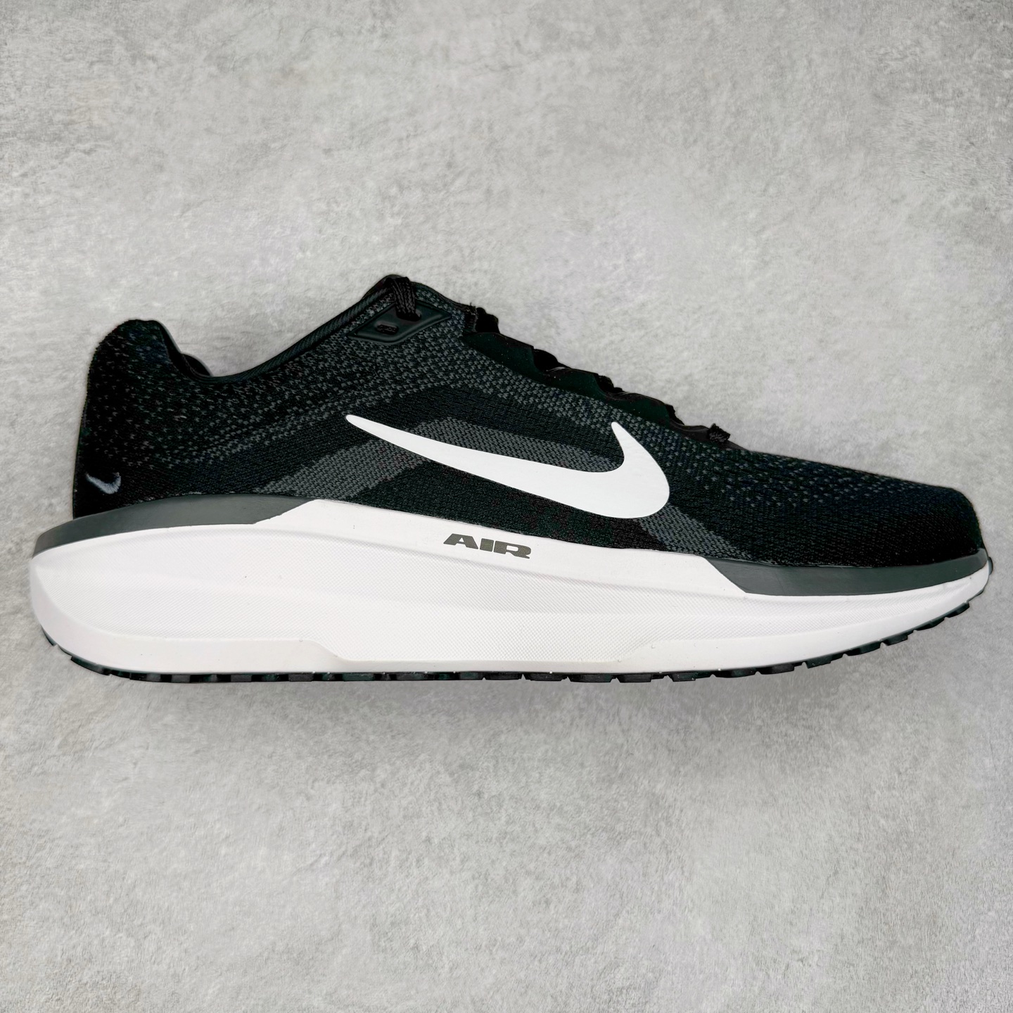 ＃TG纯原 NK Winflo 11 舒适轻便低帮休闲跑步鞋 独家渠道 市面未流通批次 奥莱直播间499 599一样的东西 碾压市面现存所有版本 公司一样的东西 超值回馈 帮你省钱 拥有 Zoom Air 一如既往的稳定感和流畅感 鞋面采用工程网眼设计 为特定高热区域营造出色透气性 进一步增加鞋面的穿孔数量 让足部能够快速散热 中足搭配 Flywire 飞线 在高速运动时营造舒适稳定的贴合感 内置Zoon气垫加持 动力十足 尺码：36 36.5 37.5 38 38.5 39 40 40.5 41 42 42.5 43 44 44.5 45-选品中心