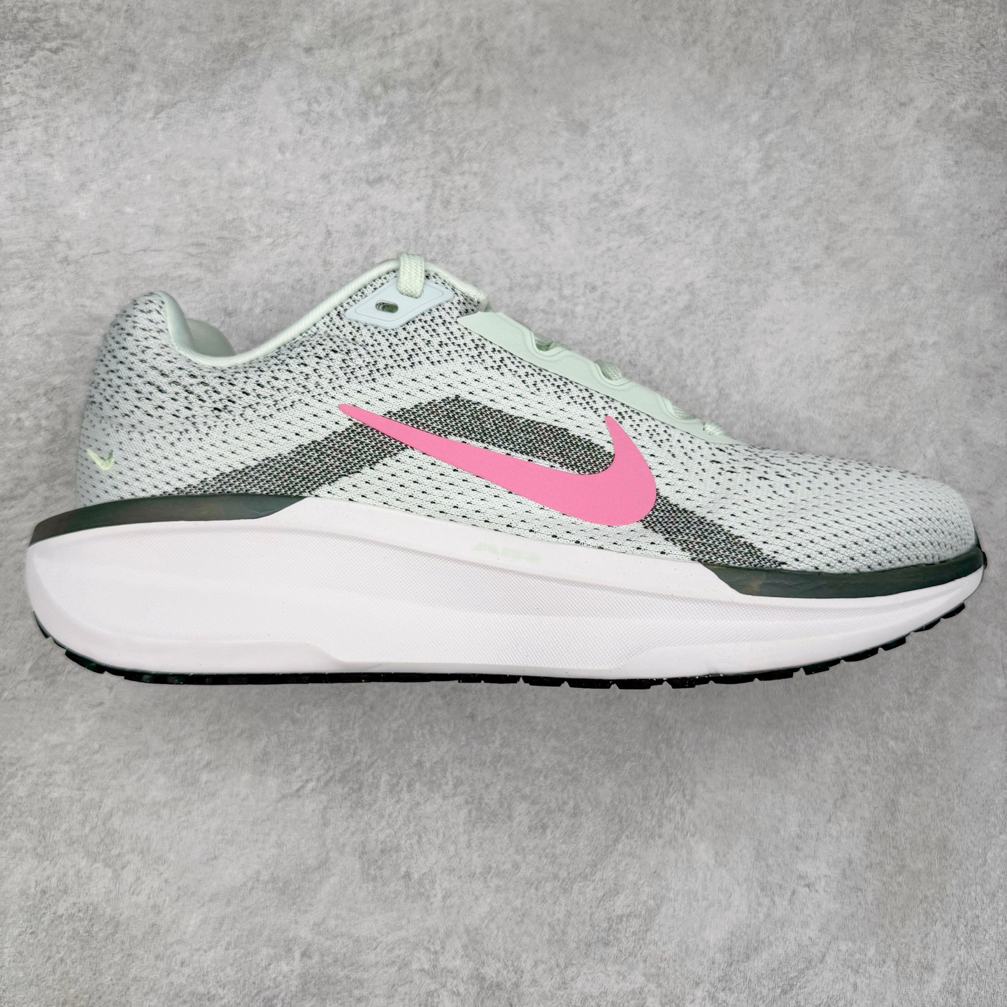 ＃TG纯原 NK Winflo 11 舒适轻便低帮休闲跑步鞋 独家渠道 市面未流通批次 奥莱直播间499 599一样的东西 碾压市面现存所有版本 公司一样的东西 超值回馈 帮你省钱 拥有 Zoom Air 一如既往的稳定感和流畅感 鞋面采用工程网眼设计 为特定高热区域营造出色透气性 进一步增加鞋面的穿孔数量 让足部能够快速散热 中足搭配 Flywire 飞线 在高速运动时营造舒适稳定的贴合感 内置Zoon气垫加持 动力十足 尺码：36 36.5 37.5 38 38.5 39 40 40.5 41 42 42.5 43 44 44.5 45-选品中心