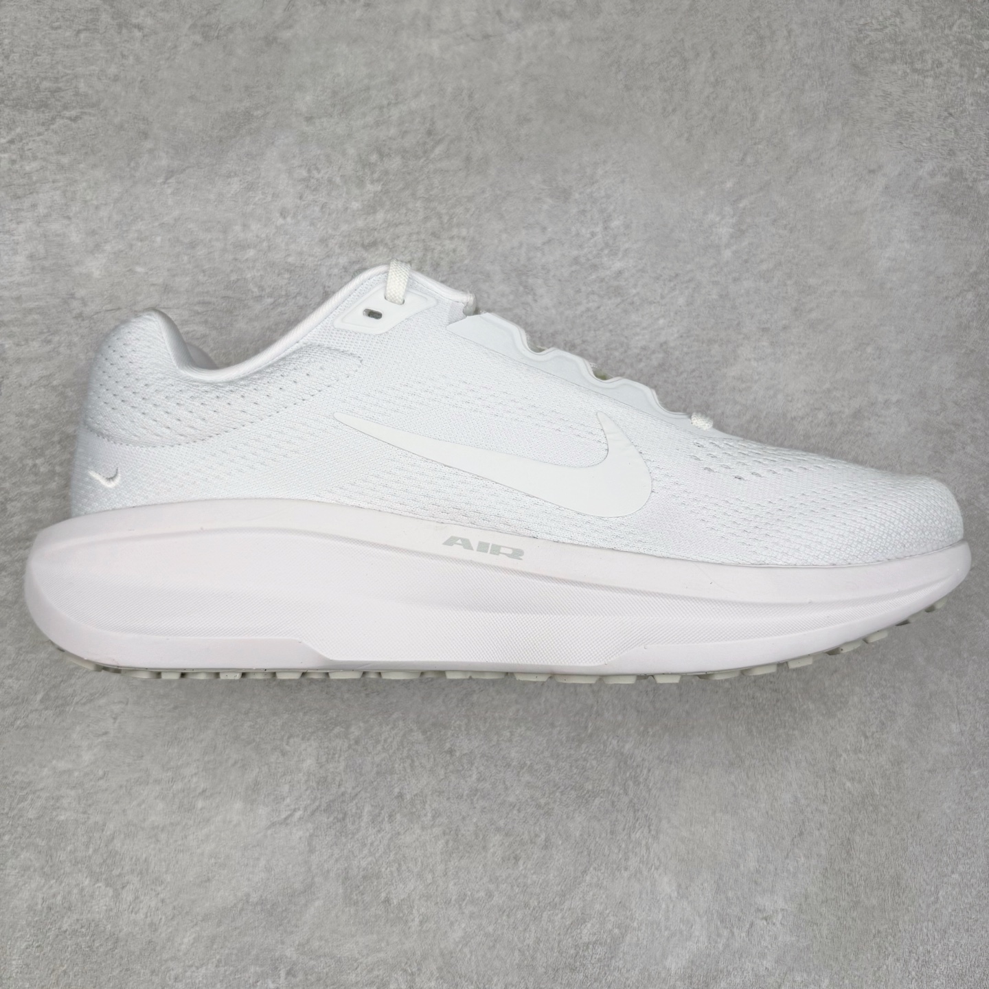 ＃TG纯原 NK Winflo 11 舒适轻便低帮休闲跑步鞋 独家渠道 市面未流通批次 奥莱直播间499 599一样的东西 碾压市面现存所有版本 公司一样的东西 超值回馈 帮你省钱 拥有 Zoom Air 一如既往的稳定感和流畅感 鞋面采用工程网眼设计 为特定高热区域营造出色透气性 进一步增加鞋面的穿孔数量 让足部能够快速散热 中足搭配 Flywire 飞线 在高速运动时营造舒适稳定的贴合感 内置Zoon气垫加持 动力十足 尺码：36 36.5 37.5 38 38.5 39 40 40.5 41 42 42.5 43 44 44.5 45-选品中心