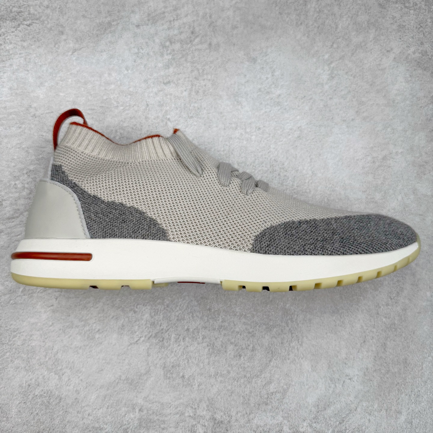 Loro Piana 袜子鞋 低调奢华，步履从容！现火爆小红书 FB各大社媒 Loro Piana 顶级皮革以自然纹理诠释质感，柔软耐磨，随穿着时间愈发温润。 经典设计，细节见匠心，圆头系带厚底复古与现代交融，舒适支撑，拉长腿部线条。 轻松搭配西装、休闲裤，无缝切换商务与生活场景。 缓震厚底设计 减轻足部压力 内衬透气材质 全天候保持干爽 黑色经典 永恒格调 深邃黑色适配一切场合 从日常通勤到周末漫游，低调中彰显全套包装 带有原版原珠（可补充品牌标志性工艺或环保理念，如“采用Loro Piana专利鞣制技术，环保无铬鞣革”） 尺码：39 40 41 42 43 44 45 46-选品中心