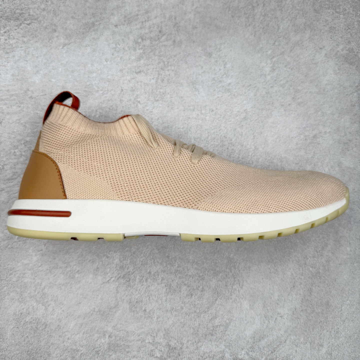 Loro Piana 袜子鞋 低调奢华，步履从容！现火爆小红书 FB各大社媒 Loro Piana 顶级皮革以自然纹理诠释质感，柔软耐磨，随穿着时间愈发温润。 经典设计，细节见匠心，圆头系带厚底复古与现代交融，舒适支撑，拉长腿部线条。 轻松搭配西装、休闲裤，无缝切换商务与生活场景。 缓震厚底设计 减轻足部压力 内衬透气材质 全天候保持干爽 黑色经典 永恒格调 深邃黑色适配一切场合 从日常通勤到周末漫游，低调中彰显全套包装 带有原版原珠（可补充品牌标志性工艺或环保理念，如“采用Loro Piana专利鞣制技术，环保无铬鞣革”） 尺码：39 40 41 42 43 44 45 46-选品中心