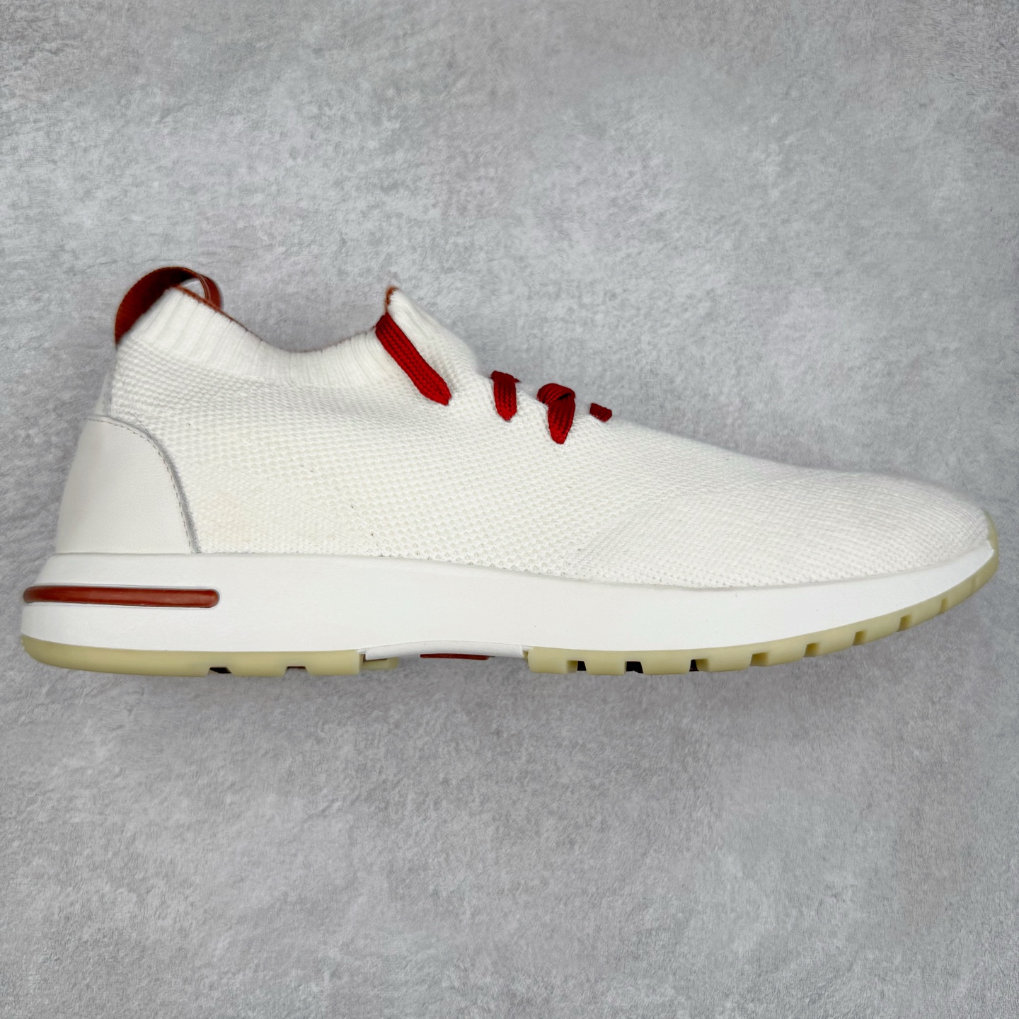 Loro Piana 袜子鞋 低调奢华，步履从容！现火爆小红书 FB各大社媒 Loro Piana 顶级皮革以自然纹理诠释质感，柔软耐磨，随穿着时间愈发温润。 经典设计，细节见匠心，圆头系带厚底复古与现代交融，舒适支撑，拉长腿部线条。 轻松搭配西装、休闲裤，无缝切换商务与生活场景。 缓震厚底设计 减轻足部压力 内衬透气材质 全天候保持干爽 黑色经典 永恒格调 深邃黑色适配一切场合 从日常通勤到周末漫游，低调中彰显全套包装 带有原版原珠（可补充品牌标志性工艺或环保理念，如“采用Loro Piana专利鞣制技术，环保无铬鞣革”） 尺码：39 40 41 42 43 44 45 46-选品中心