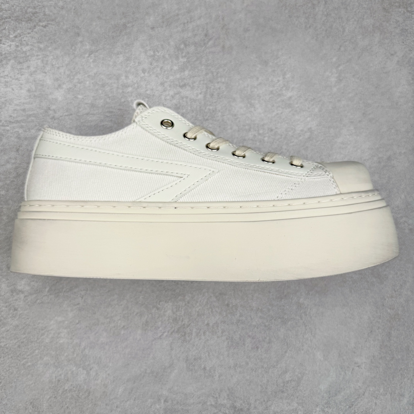 小红书穿搭爆款 国潮当红设计师品牌SMFK Garden Vintage Skate Low 花园系列低帮复古厚底十字花帆布休闲松糕做旧小脏板鞋 广东原产 采用棉质粗斜纹帆布洗旧磨损效果鞋面材质 外置轻量TR橡胶5.0cm厘米松糕大底 Z 尺码:35 36 37 38 39 40-选品中心