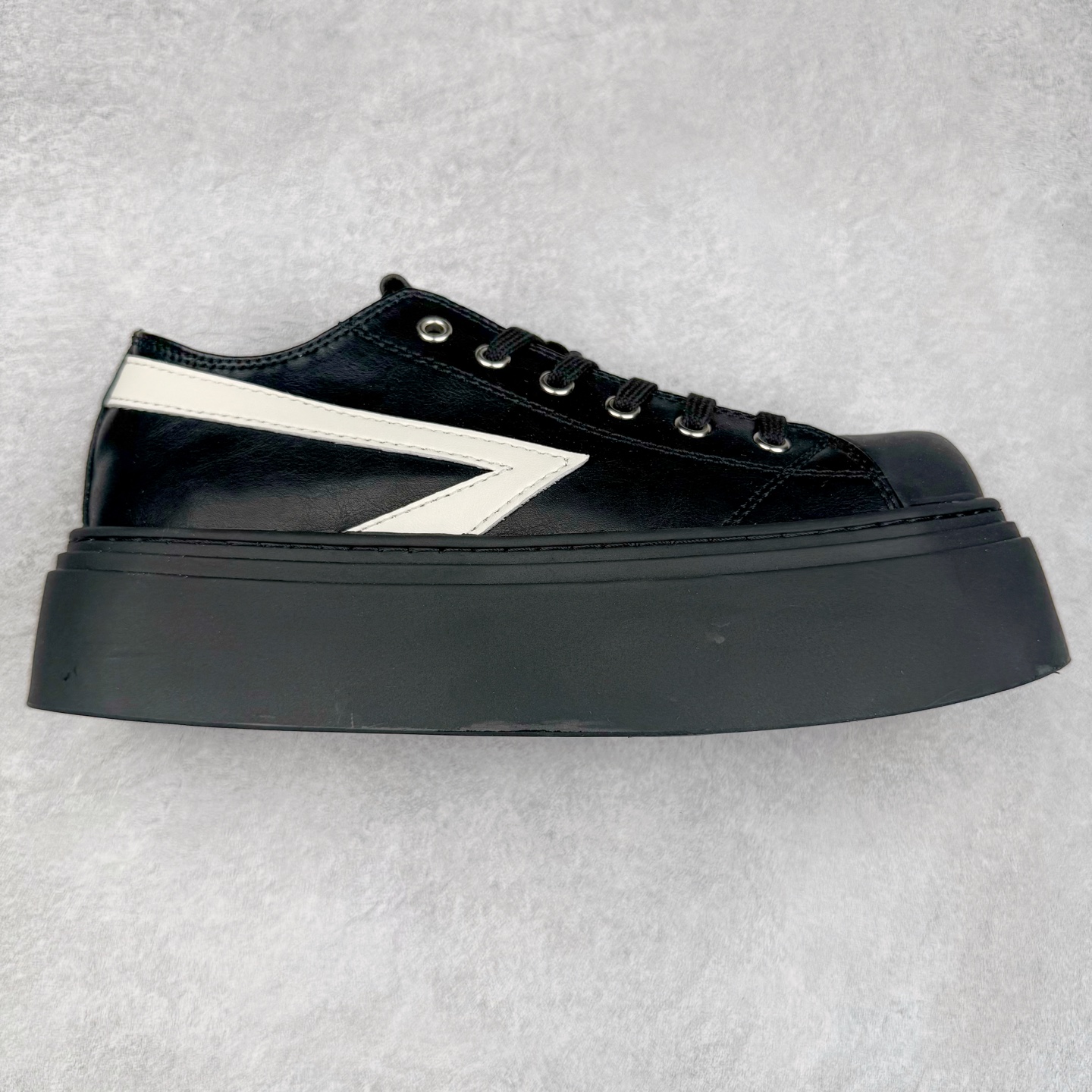 小红书穿搭爆款 国潮当红设计师品牌SMFK Garden Vintage Skate Low 花园系列低帮复古厚底十字花帆布休闲松糕做旧小脏板鞋 广东原产 采用棉质粗斜纹帆布洗旧磨损效果鞋面材质 外置轻量TR橡胶5.0cm厘米松糕大底 Z 尺码:35 36 37 38 39 40-选品中心