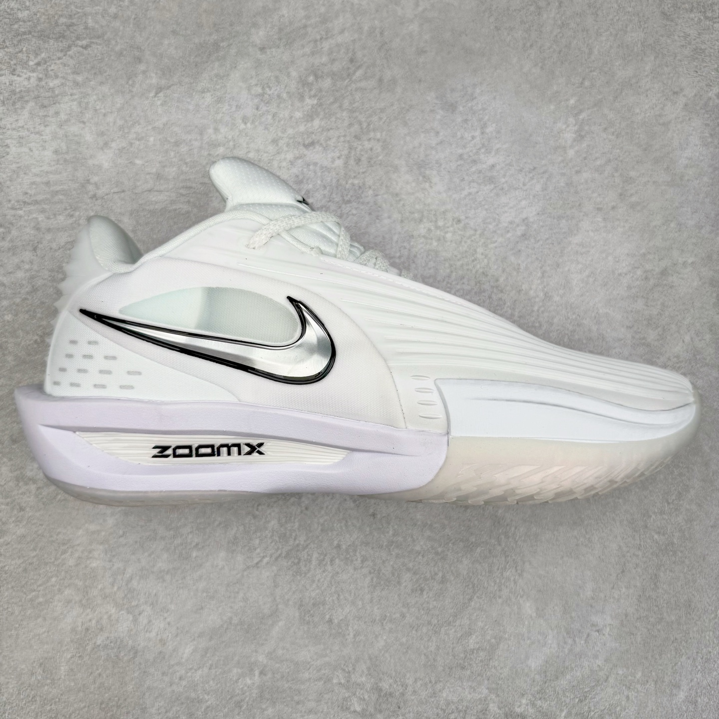 NK G.T. Cut 3.0 Trubo EP GT3代实战篮球鞋 HV9919-101 该鞋款采用出众回弹设计 为切入、转向和移步篮筐提供出色的能量回馈 回弹性能带来弹力充沛的迈步体验 助你爆发疾速 全掌型 ZoomX 泡绵 缔造弹力出众的轻盈迈步体验 助你在比赛升温时能够急速快攻 驰骋全场 鞋面绳线与鞋带相结合 有助稳固前足 后跟搭配加垫鞋口 为脚踝营造舒适稳固感受 全掌型 ZoomX 泡绵 能够带来出众的能量回馈 前足外侧采用精巧塑料覆面 在瞬间爆发时提供稳固脚感 尺码：39 40 40.5 41 42 42.5 43 44 44.5 45 46-选品中心