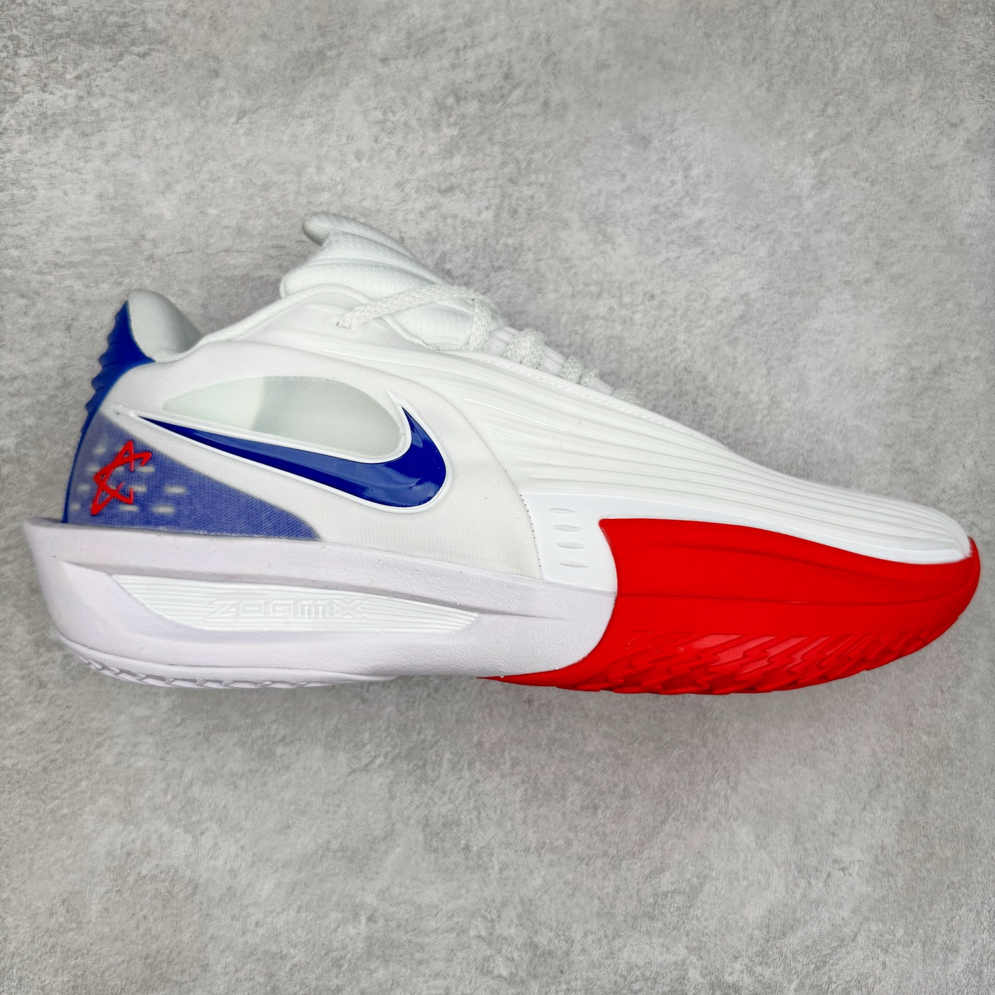 NK G.T. Cut 3.0 Trubo EP GT3代实战篮球鞋 HV9918-102 该鞋款采用出众回弹设计 为切入、转向和移步篮筐提供出色的能量回馈 回弹性能带来弹力充沛的迈步体验 助你爆发疾速 全掌型 ZoomX 泡绵 缔造弹力出众的轻盈迈步体验 助你在比赛升温时能够急速快攻 驰骋全场 鞋面绳线与鞋带相结合 有助稳固前足 后跟搭配加垫鞋口 为脚踝营造舒适稳固感受 全掌型 ZoomX 泡绵 能够带来出众的能量回馈 前足外侧采用精巧塑料覆面 在瞬间爆发时提供稳固脚感 尺码：39 40 40.5 41 42 42.5 43 44 44.5 45 46-选品中心