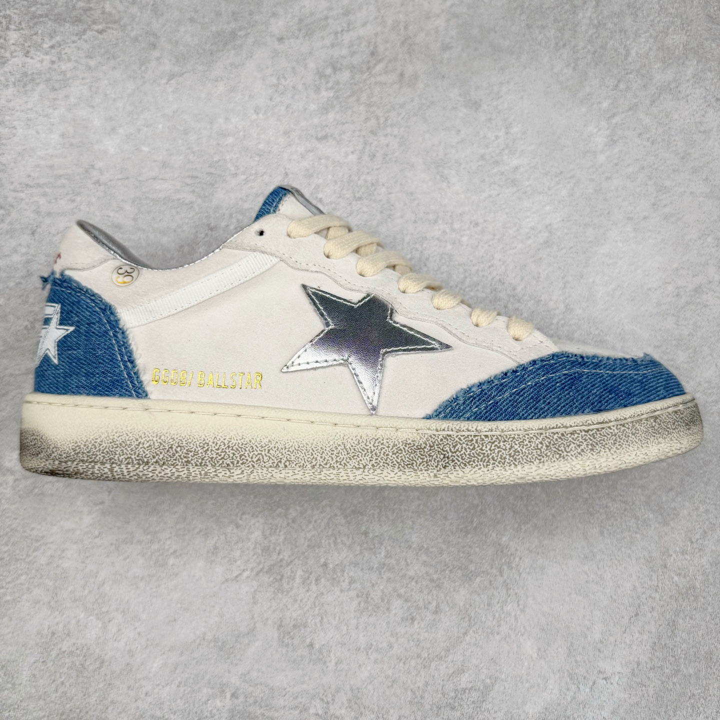 ＃纯原 Golden Goose Super-Star GGDB 小脏鞋休闲时尚板鞋 设计有一种不修边幅的酷感 特意做旧彰显自由随性 百搭无挑剔 订制高端柔软皮革 纯手工制作压印Logo 手工刷洗上色打蜡 确保每一双鞋子的独一无二不管是版型还是材料和质感都已经大幅度的超越同市场其它版本 Super-Star运动鞋是Golden Goose的常绿植物 由于使用了创新的材料和饰面 它在每个季节都伴随着其系列 这款牛皮皮革模型的鞋跟饰有黑色皮革鞋跟 绒面革GGDB星星和金属宇样 标志性的复古外观 尺码：35/45-选品中心