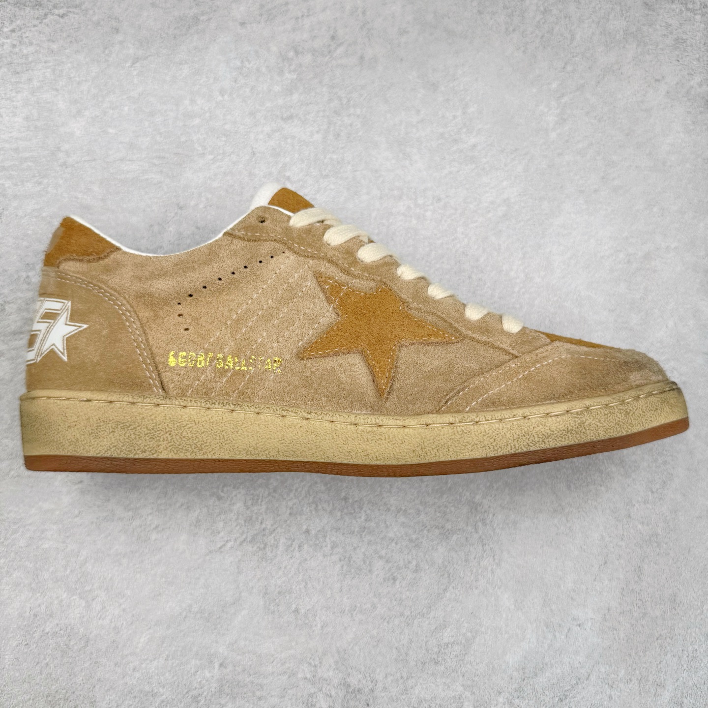 ＃纯原 Golden Goose Super-Star GGDB 小脏鞋休闲时尚板鞋 设计有一种不修边幅的酷感 特意做旧彰显自由随性 百搭无挑剔 订制高端柔软皮革 纯手工制作压印Logo 手工刷洗上色打蜡 确保每一双鞋子的独一无二不管是版型还是材料和质感都已经大幅度的超越同市场其它版本 Super-Star运动鞋是Golden Goose的常绿植物 由于使用了创新的材料和饰面 它在每个季节都伴随着其系列 这款牛皮皮革模型的鞋跟饰有黑色皮革鞋跟 绒面革GGDB星星和金属宇样 标志性的复古外观 尺码：35/45-选品中心