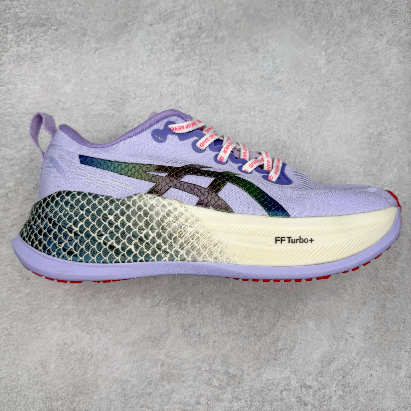 Asics Superblast 2 舒适百搭防滑耐磨低帮跑步鞋 ASICS（亚瑟士）是日本实业家鬼冢喜八郎创立的跑鞋运动品牌，名字想法源自著名的拉丁谚语“AnimaSana In Corpore Sano” ，意为“健全的精神寓于强健的体魄”。正如其名字的含义，ASICS亚瑟士一直坚信保持身体的健康与活力是打造健康快乐的生活方式的最佳途径。亚瑟士的跑鞋、篮球鞋等系列集专业与美貌于一身，拥有极高的热度。2016年，ASICS在“2016年日本最佳全球品牌”排行榜名列第17名。尺码：36 37.5 38 39 40 40.5 41.5 42 42.5 43.5 44 45-选品中心