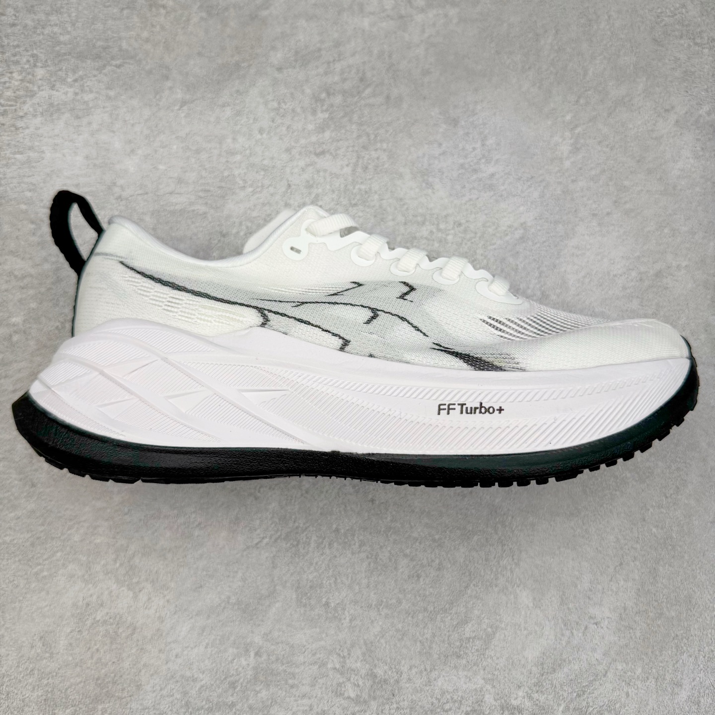 Asics Superblast 2 舒适百搭防滑耐磨低帮跑步鞋 ASICS（亚瑟士）是日本实业家鬼冢喜八郎创立的跑鞋运动品牌，名字想法源自著名的拉丁谚语“AnimaSana In Corpore Sano” ，意为“健全的精神寓于强健的体魄”。正如其名字的含义，ASICS亚瑟士一直坚信保持身体的健康与活力是打造健康快乐的生活方式的最佳途径。亚瑟士的跑鞋、篮球鞋等系列集专业与美貌于一身，拥有极高的热度。2016年，ASICS在“2016年日本最佳全球品牌”排行榜名列第17名。尺码：36 37.5 38 39 40 40.5 41.5 42 42.5 43.5 44 45-选品中心