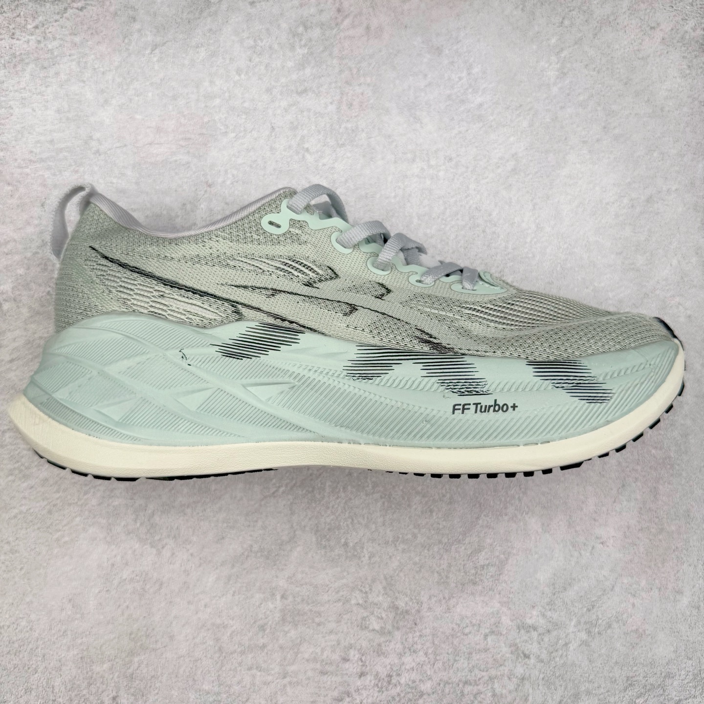 Asics Superblast 2 舒适百搭防滑耐磨低帮跑步鞋 ASICS（亚瑟士）是日本实业家鬼冢喜八郎创立的跑鞋运动品牌，名字想法源自著名的拉丁谚语“AnimaSana In Corpore Sano” ，意为“健全的精神寓于强健的体魄”。正如其名字的含义，ASICS亚瑟士一直坚信保持身体的健康与活力是打造健康快乐的生活方式的最佳途径。亚瑟士的跑鞋、篮球鞋等系列集专业与美貌于一身，拥有极高的热度。2016年，ASICS在“2016年日本最佳全球品牌”排行榜名列第17名。尺码：36 37.5 38 39 40 40.5 41.5 42 42.5 43.5 44 45-选品中心