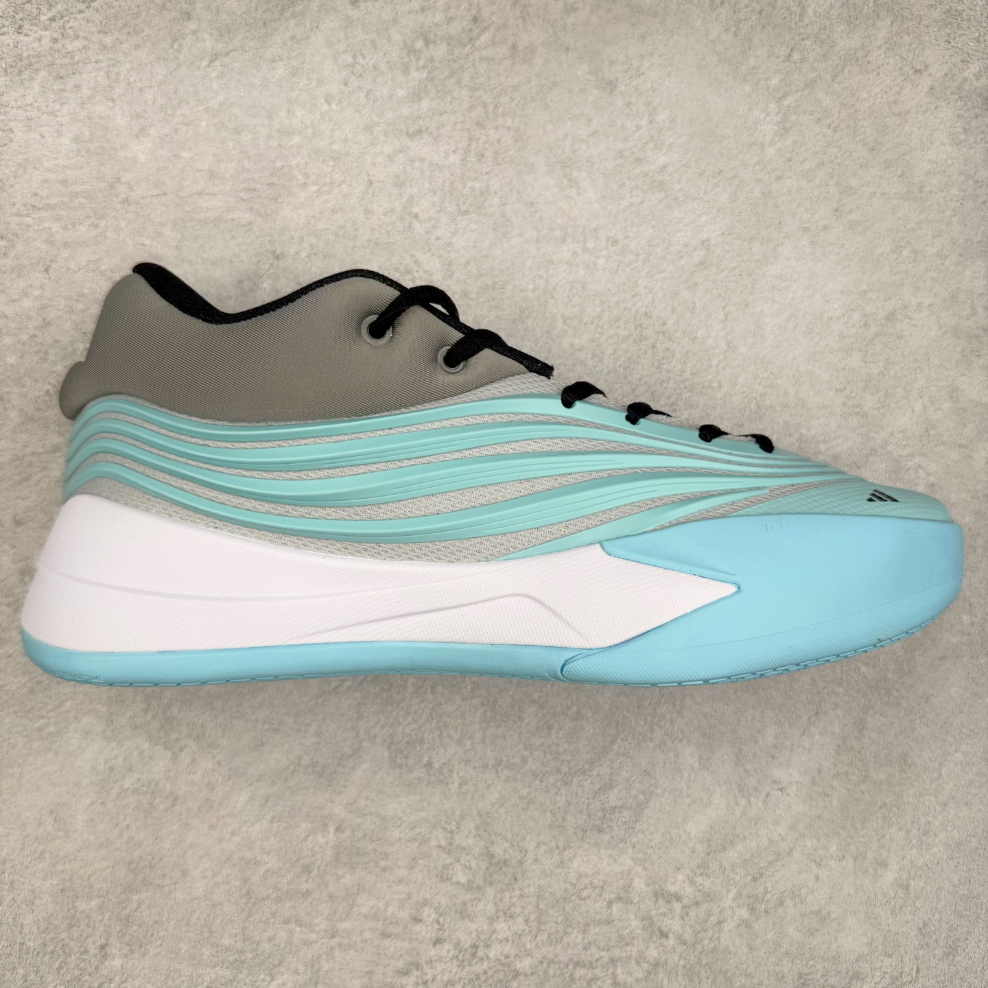 AD Dame 10 Dolla 利拉德十代舒适百搭防滑耐磨低帮篮球鞋 JP6093 采用了经典的色调进行点缀 鞋面设计较为古典 不由得让人想起本世纪初的篮球鞋鞋型 鞋面两侧的可视化支撑片量大管饱 保证了穿着者实战的稳定性 套鞋设定使得鞋履的包裹感更加出色 并且缓解了前几代被诟病的脚背挤压问题 中底部分与鞋面下部色彩自然衔接 让鞋履的色彩视觉感更加阔达 更让人惊叹的便是鞋底也是直接选择了红色 鞋面、中底的色彩结合 不仅证实了前面的复古想法 也让这款鞋履在目前众多爆料的新鞋款中脱颖而出 尺码：40 40.5 41 42 42.5 43 44 44.5 45 46-选品中心