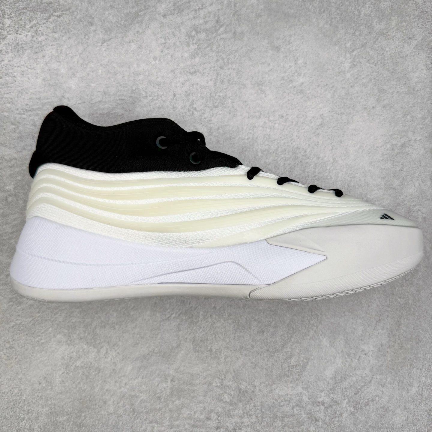 AD Dame 10 Dolla 利拉德十代舒适百搭防滑耐磨低帮篮球鞋 JP6093 采用了经典的色调进行点缀 鞋面设计较为古典 不由得让人想起本世纪初的篮球鞋鞋型 鞋面两侧的可视化支撑片量大管饱 保证了穿着者实战的稳定性 套鞋设定使得鞋履的包裹感更加出色 并且缓解了前几代被诟病的脚背挤压问题 中底部分与鞋面下部色彩自然衔接 让鞋履的色彩视觉感更加阔达 更让人惊叹的便是鞋底也是直接选择了红色 鞋面、中底的色彩结合 不仅证实了前面的复古想法 也让这款鞋履在目前众多爆料的新鞋款中脱颖而出 尺码：40 40.5 41 42 42.5 43 44 44.5 45 46-选品中心