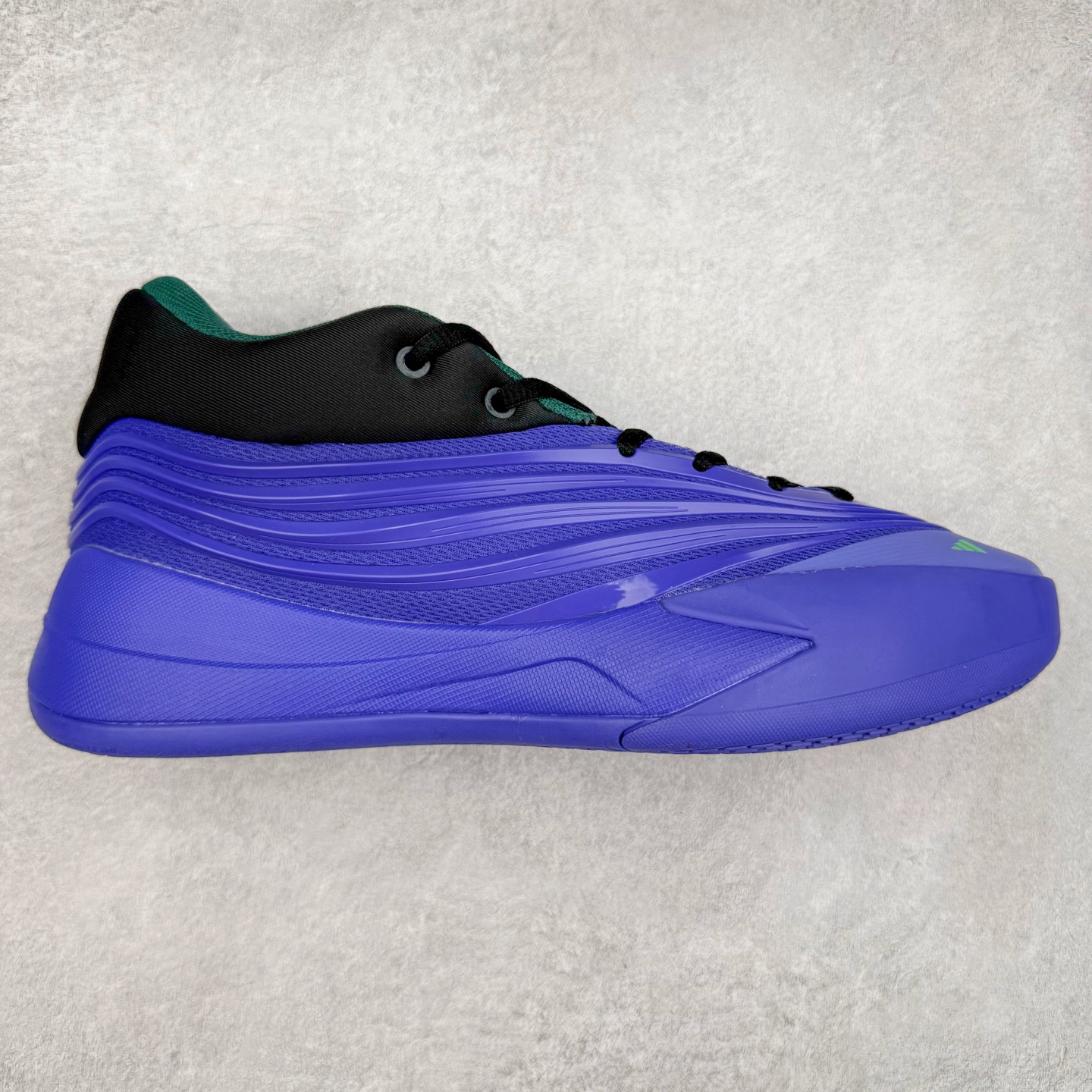 AD Dame 10 Dolla 利拉德十代舒适百搭防滑耐磨低帮篮球鞋 JP6090 采用了经典的色调进行点缀 鞋面设计较为古典 不由得让人想起本世纪初的篮球鞋鞋型 鞋面两侧的可视化支撑片量大管饱 保证了穿着者实战的稳定性 套鞋设定使得鞋履的包裹感更加出色 并且缓解了前几代被诟病的脚背挤压问题 中底部分与鞋面下部色彩自然衔接 让鞋履的色彩视觉感更加阔达 更让人惊叹的便是鞋底也是直接选择了红色 鞋面、中底的色彩结合 不仅证实了前面的复古想法 也让这款鞋履在目前众多爆料的新鞋款中脱颖而出 尺码：40 40.5 41 42 42.5 43 44 44.5 45 46-选品中心